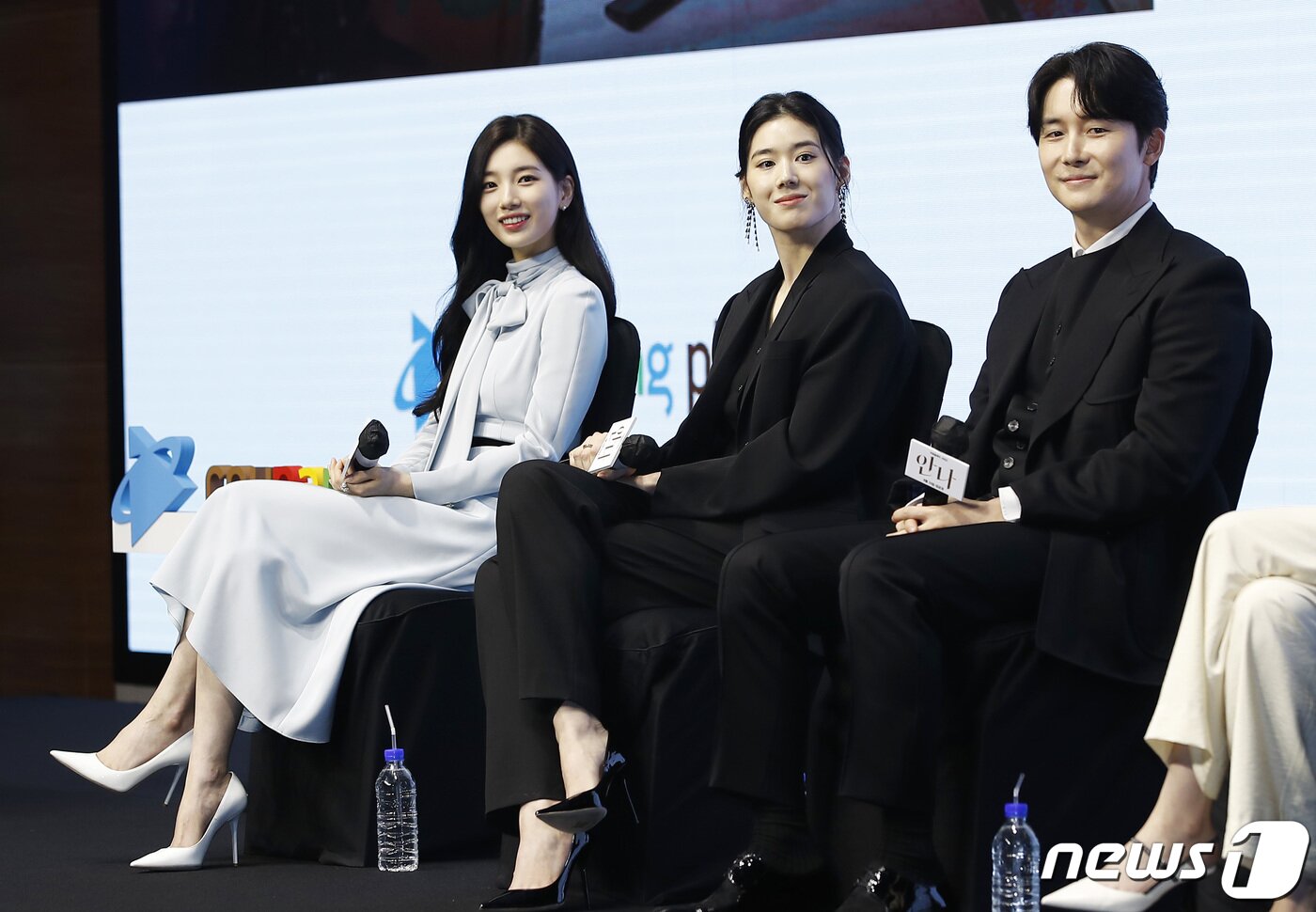 본문 이미지 - 배우 배수지(왼쪽부터), 정은채, 김준한이 21일 오전 서울 영등포구 여의도 콘래드 서울에서 열린 쿠팡플레이 시리즈 ‘안나’ 제작발표회에서 미소를 짓고 있다. ‘안나’(감독 이주영)는 사소한 거짓말을 시작으로 완전히 다른 사람의 인생을 살게 된 여자의 이야기를 담은 작품이다. 2022.6.21/뉴스1 ⓒ News1 권현진 기자