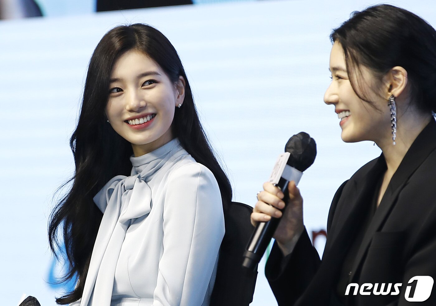 본문 이미지 - 배우 배수지(왼쪽)가 21일 오전 서울 영등포구 여의도 콘래드 서울에서 열린 쿠팡플레이 시리즈 ‘안나’ 제작발표회에서 미소를 짓고 있다. ‘안나’(감독 이주영)는 사소한 거짓말을 시작으로 완전히 다른 사람의 인생을 살게 된 여자의 이야기를 담은 작품이다. 2022.6.21/뉴스1 ⓒ News1 권현진 기자