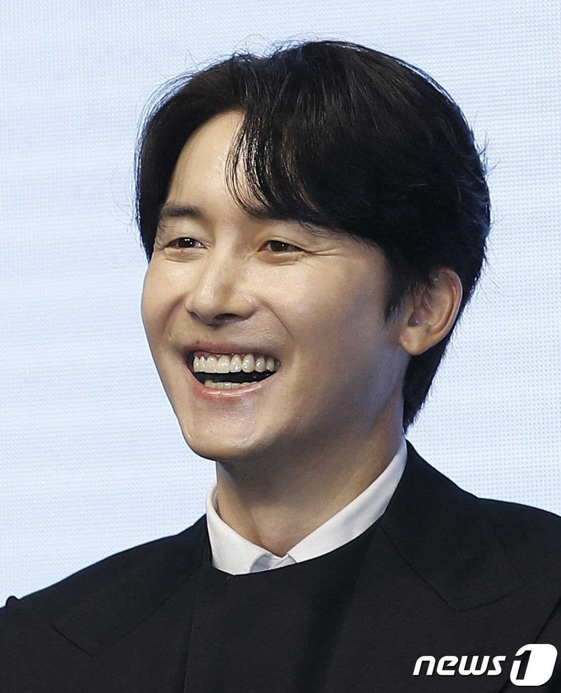 본문 이미지 - 배우 김준한이 21일 오전 서울 영등포구 여의도 콘래드 서울에서 열린 쿠팡플레이 시리즈 ‘안나’ 제작발표회에서 미소를 짓고 있다. ‘안나’(감독 이주영)는 사소한 거짓말을 시작으로 완전히 다른 사람의 인생을 살게 된 여자의 이야기를 담은 작품이다. 2022.6.21/뉴스1 ⓒ News1 권현진 기자