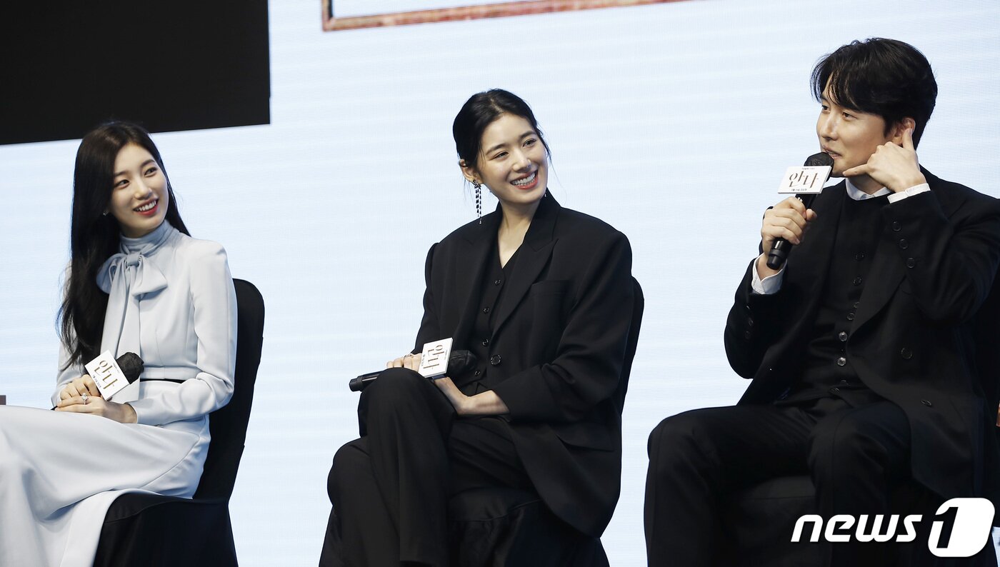 본문 이미지 - 배우 배수지, 정은채(가운데)가 21일 오전 서울 영등포구 여의도 콘래드 서울에서 열린 쿠팡플레이 시리즈 ‘안나’ 제작발표회에서 김준한(오른족)의 사투리 연기를 보며 미소를 짓고 있다. ‘안나’(감독 이주영)는 사소한 거짓말을 시작으로 완전히 다른 사람의 인생을 살게 된 여자의 이야기를 담은 작품이다. 2022.6.21/뉴스1 ⓒ News1 권현진 기자