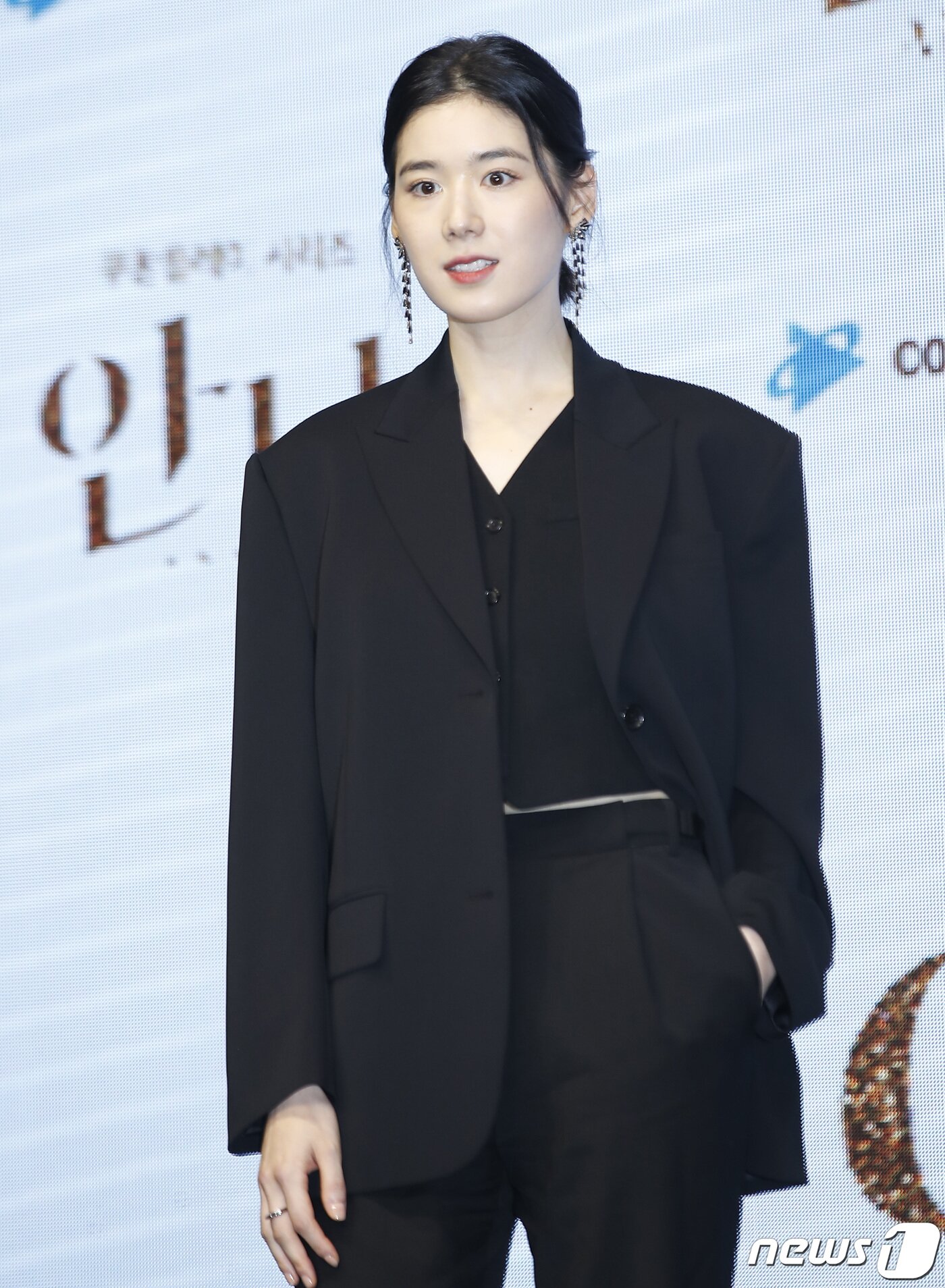 본문 이미지 - 배우 정은채가 21일 오전 서울 영등포구 여의도 콘래드 서울에서 열린 쿠팡플레이 시리즈 ‘안나’ 제작발표회에서 포즈를 취하고 있다. ‘안나’(감독 이주영)는 사소한 거짓말을 시작으로 완전히 다른 사람의 인생을 살게 된 여자의 이야기를 담은 작품이다. 2022.6.21/뉴스1 ⓒ News1 권현진 기자