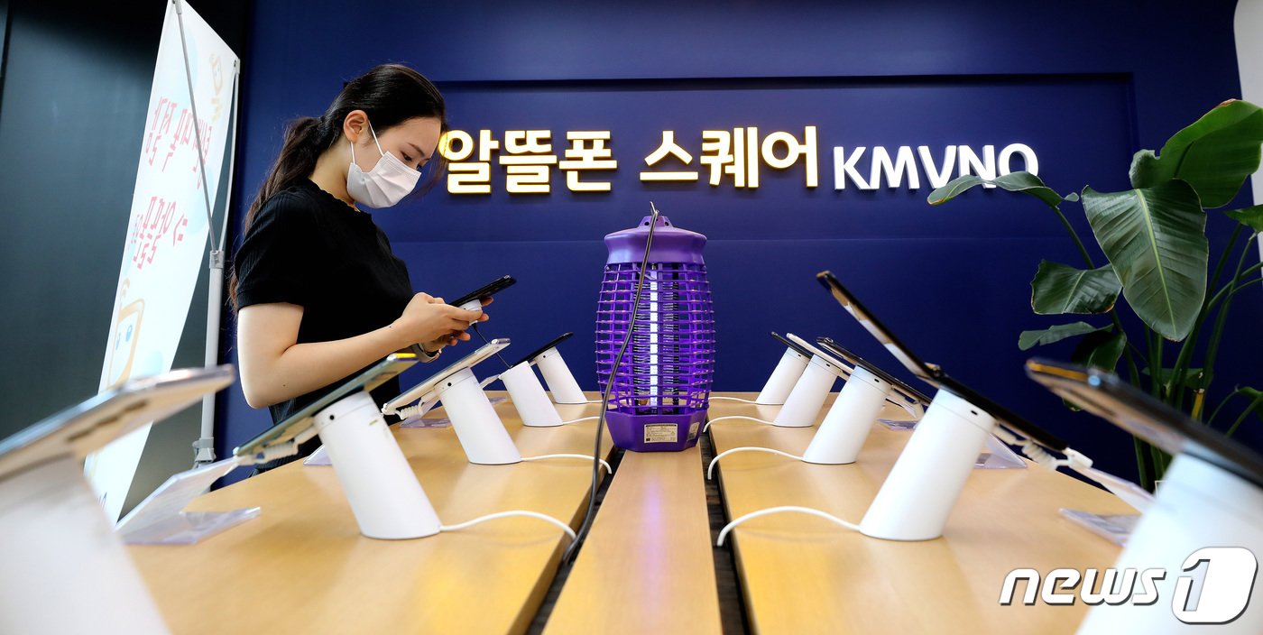 본문 이미지 - 서울 시내에 위치한 알뜰폰 스퀘어 매장 모습. /뉴스1DB ⓒ News1 임세영 기자