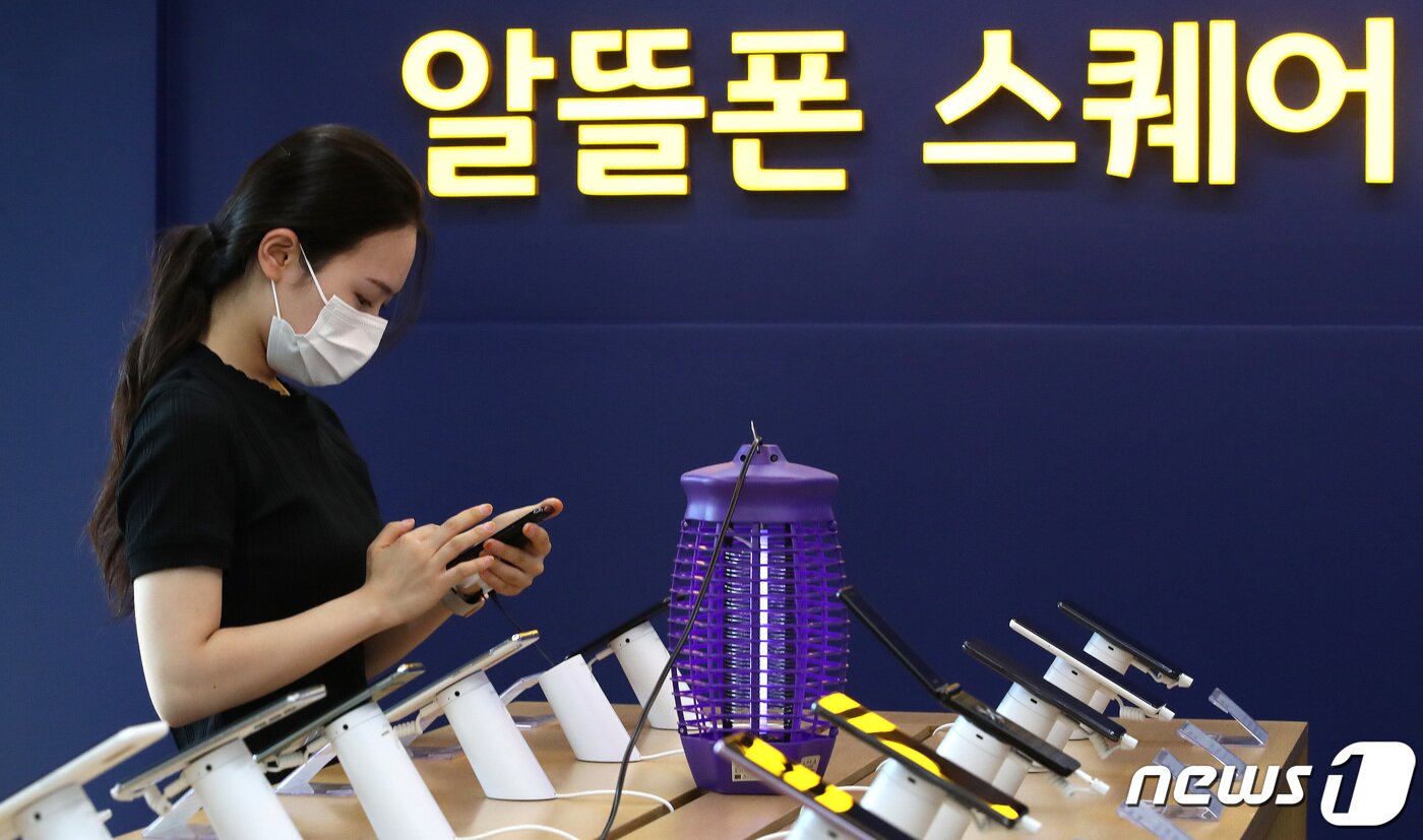 본문 이미지 - 고물가·고금리 시대에 돌입하면서 통신비 절약을 위한 알뜰폰 사용자가 늘어나고 있다. 지난 20일 한국통신사업자연합회에 따르면 지난달 알뜰폰 신규 가입자수는 15만8093명으로 전달 대비 8.4%가량 증가했다. 사진은 21일 서울 시내에 위치한 알뜰폰 스퀘어 매장 모습. 2022.6.21/뉴스1 ⓒ News1 임세영 기자
