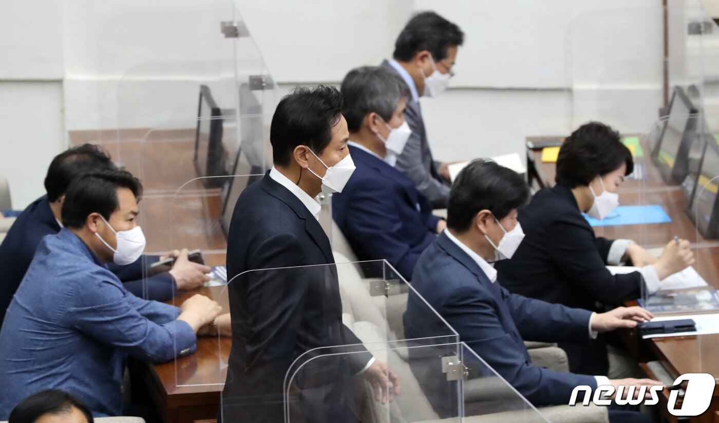 본문 이미지 - 오세훈 서울시장이 지난달 21일 서울 중구 서울시의회에서 열린 제308회 정례회 제2차 본회의에 출석하고 있다. /뉴스1 ⓒ News1 장수영 기자