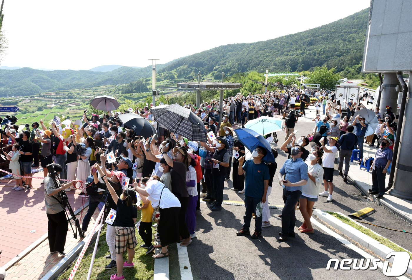 본문 이미지 - 21일 오후 전남 고흥군 나로우주센터에서 순수 우리기술로 만든 최초 '한국형 발사체' 누리호(KSLV-ll)가 하늘로 날아오르자 시민들이 환호하고 있다. 2022.6.21/뉴스1 ⓒ News1 김동수 기자