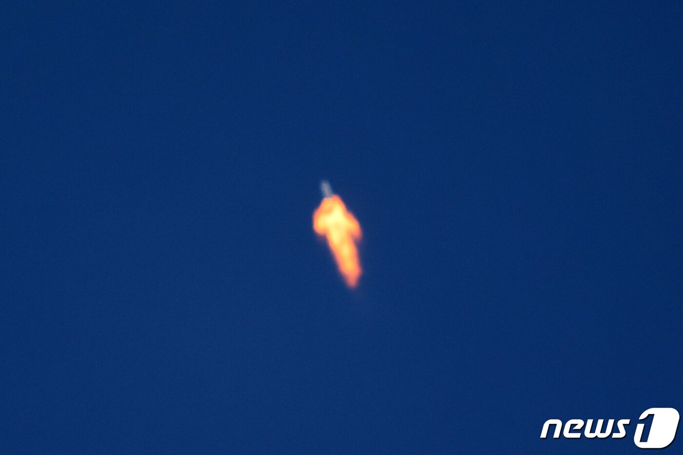 본문 이미지 - 순수 국내기술로 제작된 한국형 최초 우주발사체 '누리호'(KSLV-Ⅱ)'가 21일 전남 고흥군 나로우주센터에서 발사되고 있다. 기상 문제와 기체 이상 발견으로 두 차례 미뤄진 누리호 2차 발사는 위성 모사체(더미 위성)만을 실었던 1차 발사 때와 달리, 실제 성능 검증 위성과 큐브 위성을 싣고 발사된다. 2022.6.21/뉴스1 ⓒ News1 조태형 기자