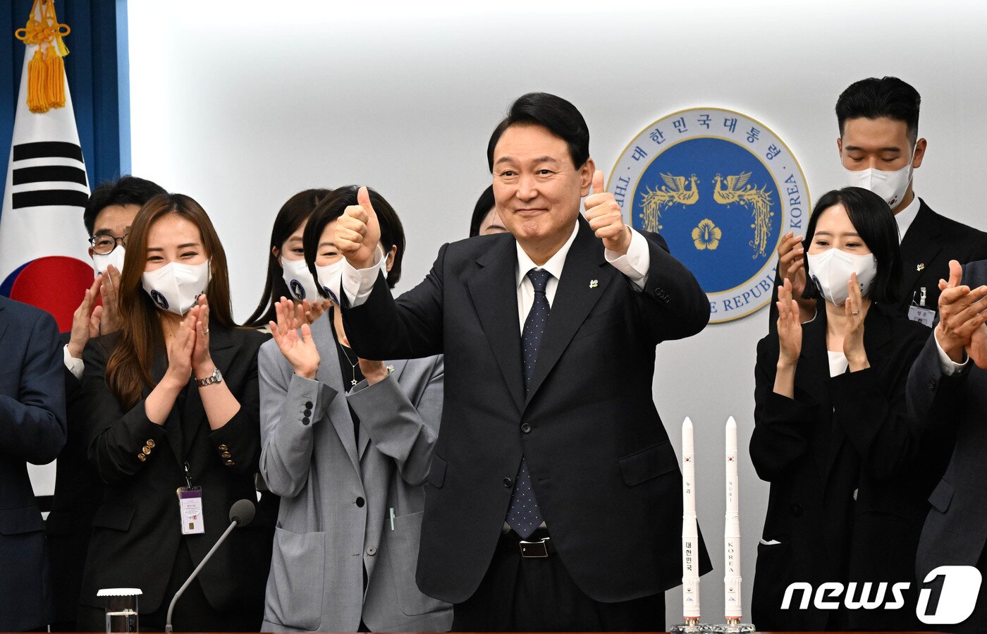 본문 이미지 - 윤석열 대통령이 21일 용산 대통령실 청사 영상회의실에서 이종호 과학기술정보통신부 장관으로부터 누리호(KSLV-Ⅱ) 2차 발사 결과를 보고받은 뒤 엄지손가락을 치켜세우고 있다. (대통령실사진기자단) 2022.6.21/뉴스1 ⓒ News1 오대일 기자