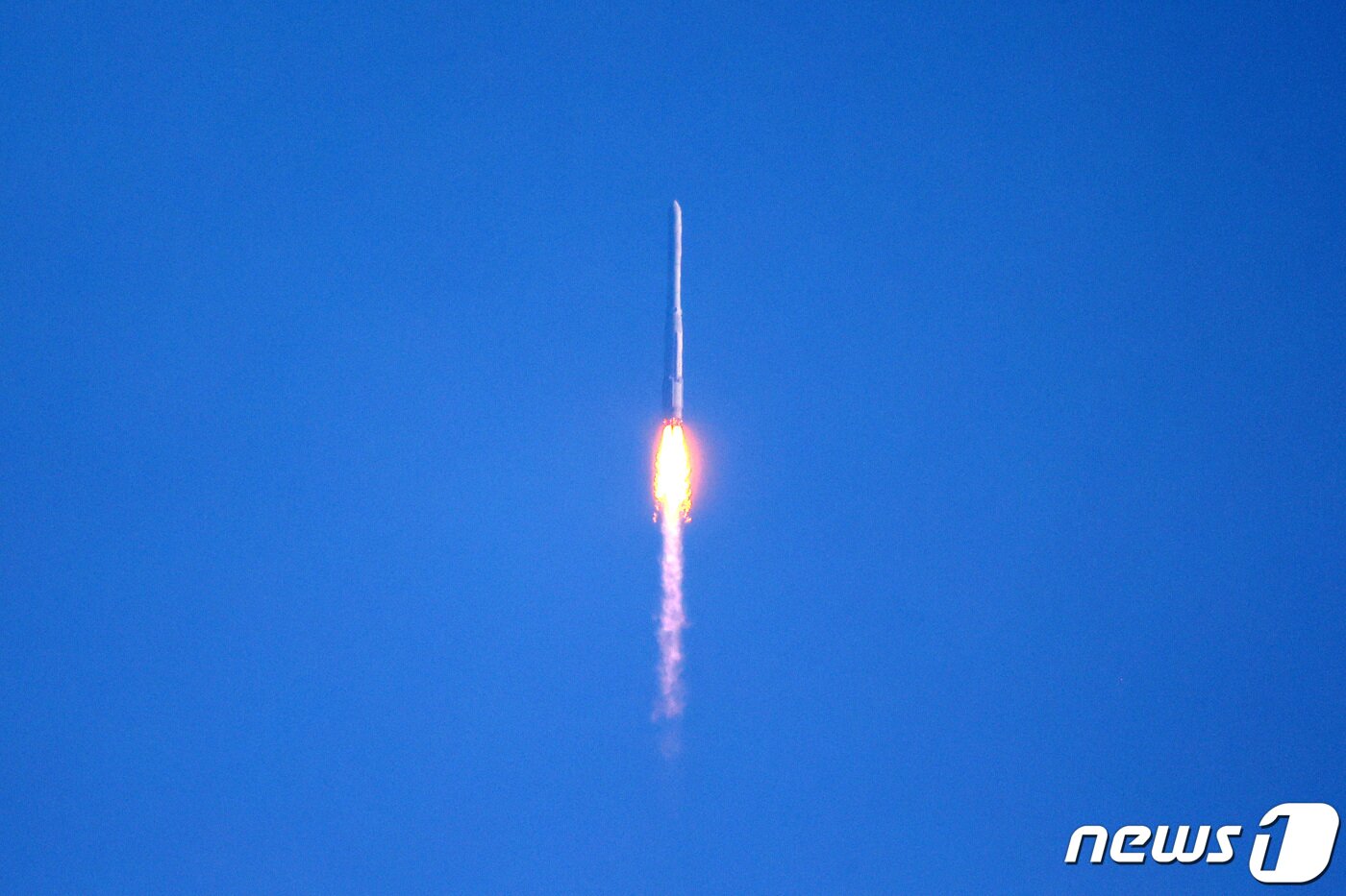 본문 이미지 - 순수 국내기술로 제작된 한국형 최초 우주발사체 '누리호'(KSLV-Ⅱ)'가 21일 전남 고흥군 나로우주센터에서 발사되고 있다. 누리호는 두번째 도전 끝에 발사에 성공했으며 이로써 우리나라는 세계 7번째로 1500kg급 실용 위성을 지구 저궤도(600~800㎞)에 수송할 수 있는 능력을 확보한 국가가 됐다. 2022.6.21/뉴스1 ⓒ News1 조태형 기자