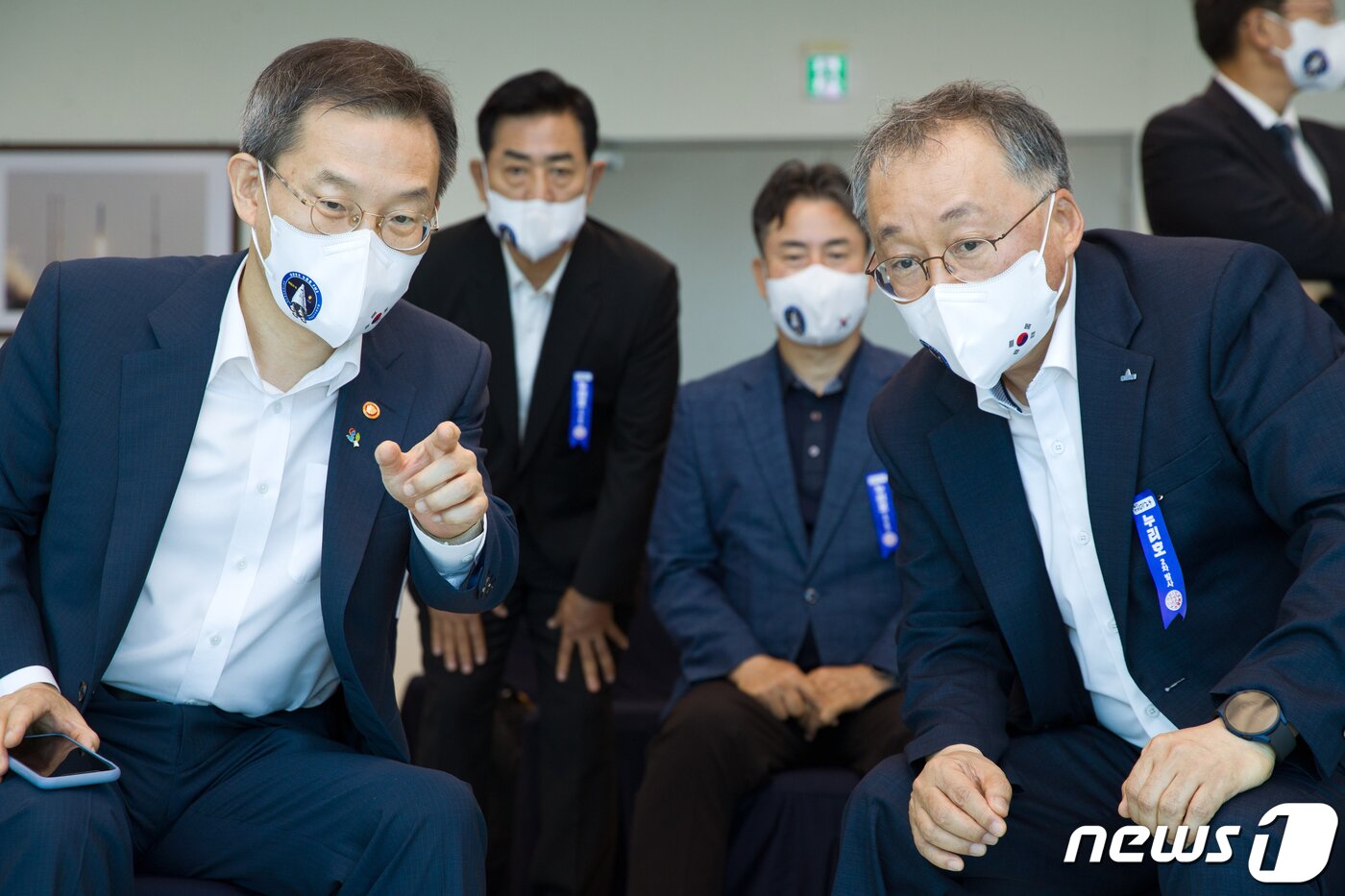 본문 이미지 - 이종호 과학기술정보통신부 장관이 21일 오후 전라남도 고흥군 나로우주센터에서이상률 한국항공우주연구원장 등과 누리호 발사를 참관 하고 있다.(과학기술정보통신부 제공) 2022.6.21/뉴스1 ⓒ News1 신웅수 기자