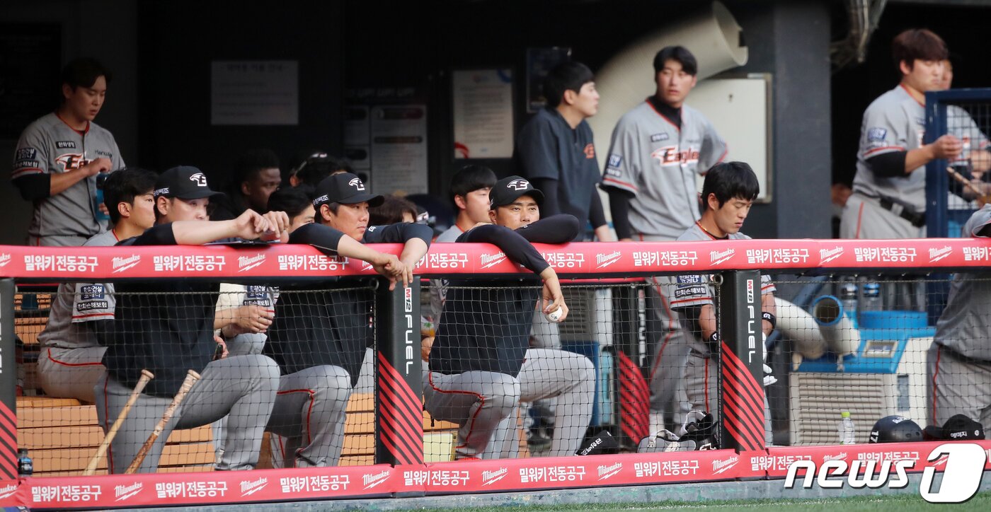 본문 이미지 - 21일 오후 서울 송파구 잠실야구장에서 열린 프로야구 '2022 신한은행 SOL KBO리그' 한화이글스와 LG트윈스의 경기, 한화 더그아웃 선수들이 굳은 표정으로 1회초 경기를 지켜보고 있다. 2022.6.21/뉴스1 ⓒ News1 김진환 기자
