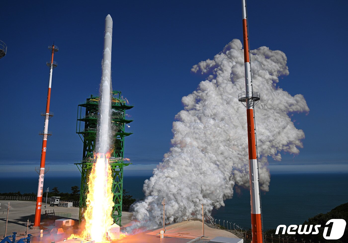본문 이미지 - 순수 국내기술로 제작된 한국형 최초 우주발사체 '누리호'(KSLV-Ⅱ)'가 21일 전남 고흥군 나로우주센터에서 발사되고 있다. 누리호는 두번째 도전 끝에 발사에 성공했으며 이로써 우리나라는 세계 7번째로 1500kg급 실용 위성을 지구 저궤도(600~800㎞)에 수송할 수 있는 능력을 확보한 국가가 됐다. 2022.6.21/뉴스1 ⓒ News1 사진공동취재단