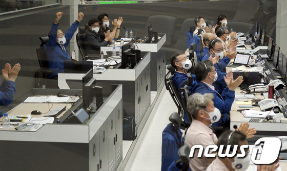 순수 국내기술로 제작된 한국형 최초 우주발사체 '누리호'(KSLV-Ⅱ)'가 성공적으로 발사된 21일 고흥 나로우주센터 임무통제센터에서 연구원들이 환호하고 있다.  (한국항공우주연구원 제공) 2022.6.21/뉴스1 © News1 신웅수 기자