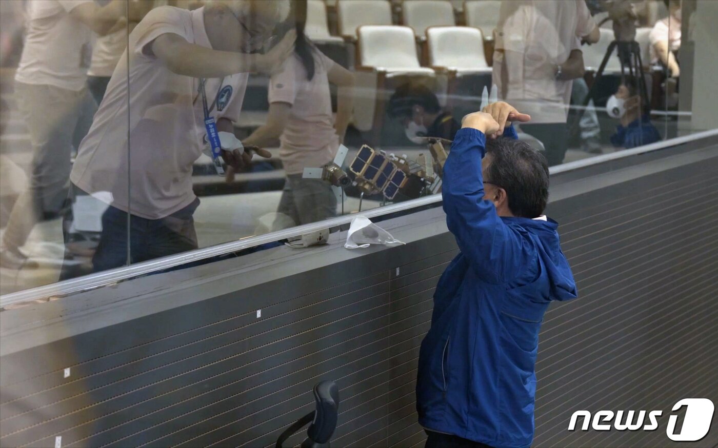 본문 이미지 - 순수 국내기술로 제작된 한국형 최초 우주발사체 &#39;누리호&#39;&#40;KSLV-Ⅱ&#41;&#39;가 성공적으로 발사된 21일 고흥 나로우주센터 임무통제센터에서 연구원들이 환호하고 있다.  &#40;한국항공우주연구원 제공&#41; 2022.6.21/뉴스1 ⓒ News1 신웅수 기자