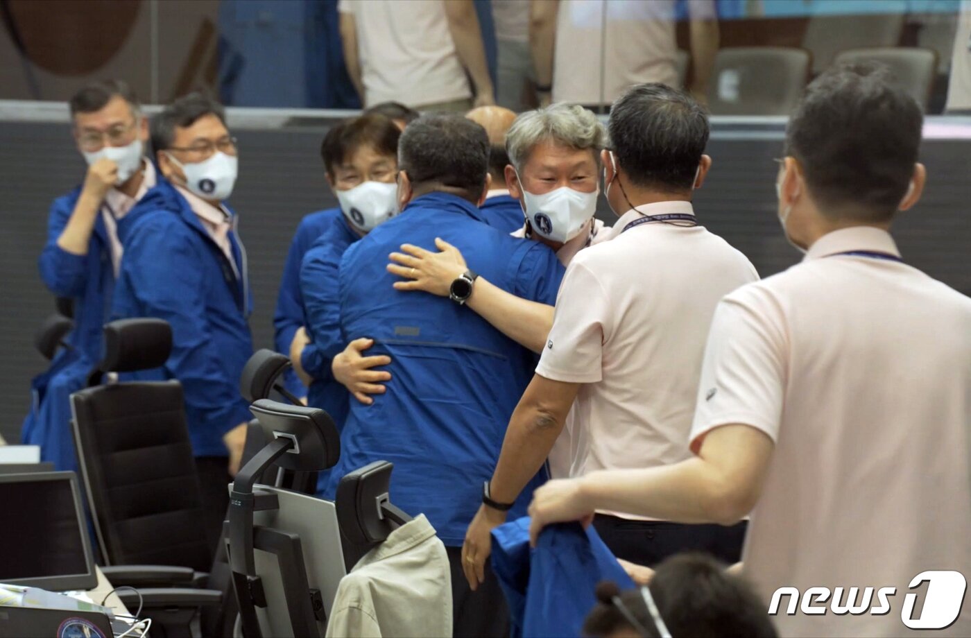 본문 이미지 - 순수 국내기술로 제작된 한국형 최초 우주발사체 &#39;누리호&#39;&#40;KSLV-Ⅱ&#41;&#39;가 성공적으로 발사된 21일 고흥 나로우주센터 임무통제센터에서 연구원들이 환호하고 있다.  &#40;한국항공우주연구원 제공&#41; 2022.6.21/뉴스1 ⓒ News1 신웅수 기자