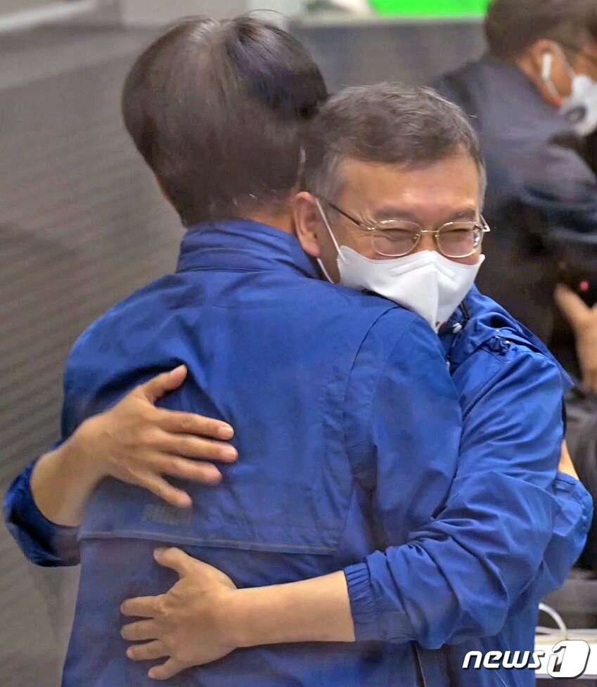 본문 이미지 - 순수 국내기술로 제작된 한국형 최초 우주발사체 &#39;누리호&#39;&#40;KSLV-Ⅱ&#41;&#39;가 성공적으로 발사된 21일 고흥 나로우주센터 임무통제센터에서 연구원들이 포옹하고 있다.  &#40;한국항공우주연구원 제공&#41; 2022.6.21/뉴스1 ⓒ News1 장수영 기자