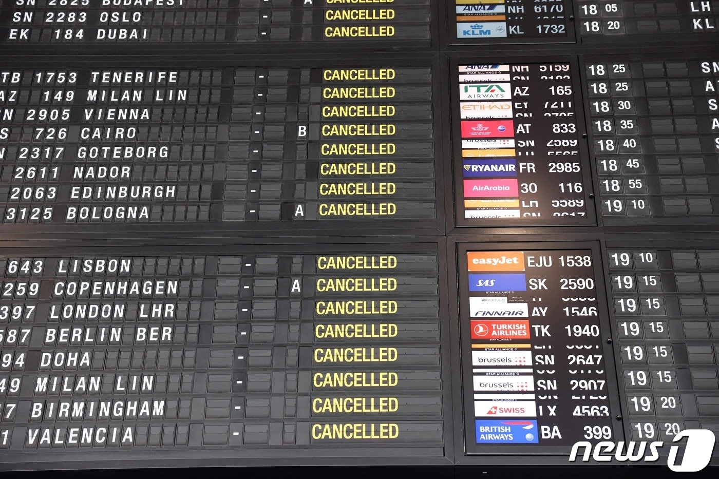 본문 이미지 - 20일(현지시간) 벨기에 브뤼셀 공항 파업으로 인해 많은 항공편이 결항됐다. 취소 표시가 떠있는 공항 안내판. (사진은 기사 내용과 무관함) / 뉴스1 ⓒ News1 22.06.20 ⓒ AFP=뉴스1 ⓒ News1 김예슬 기자
