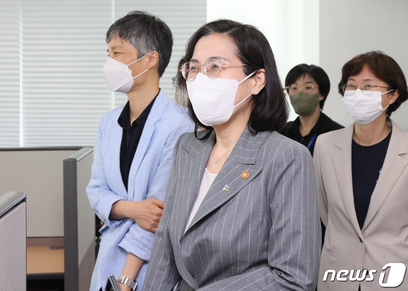 본문 이미지 - 김현숙 여성가족부 장관이 22일 오전 서울 중구 한국여성인권진흥원 내 디지털 성범죄 피해자 지원센터를 방문해 사무실을 둘러보며 종사자들을 격려하고 있다. (여성가족부 제공) 2022.6.22/뉴스1