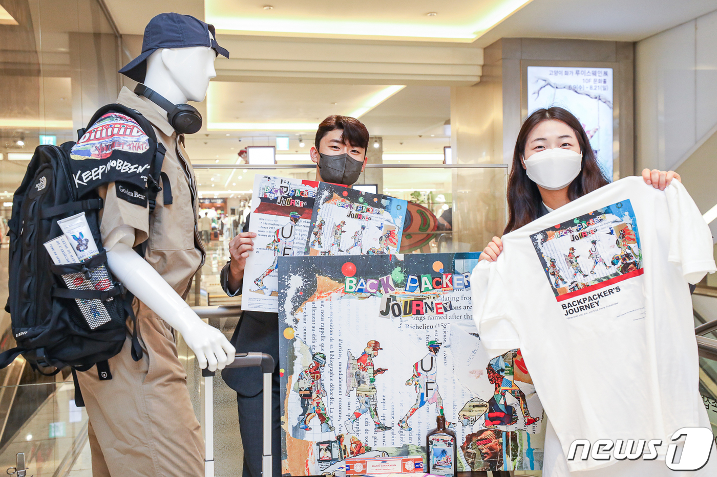 (서울=뉴스1) = 22일 오전 서울 강남구 현대백화점 무역센터점 6층에서 직원들이 선호탄 작가의 콜라주 작품을 소개하고 있다.현대백화점은 오는 30일까지 선호탄 작가의 콜라주 작 …