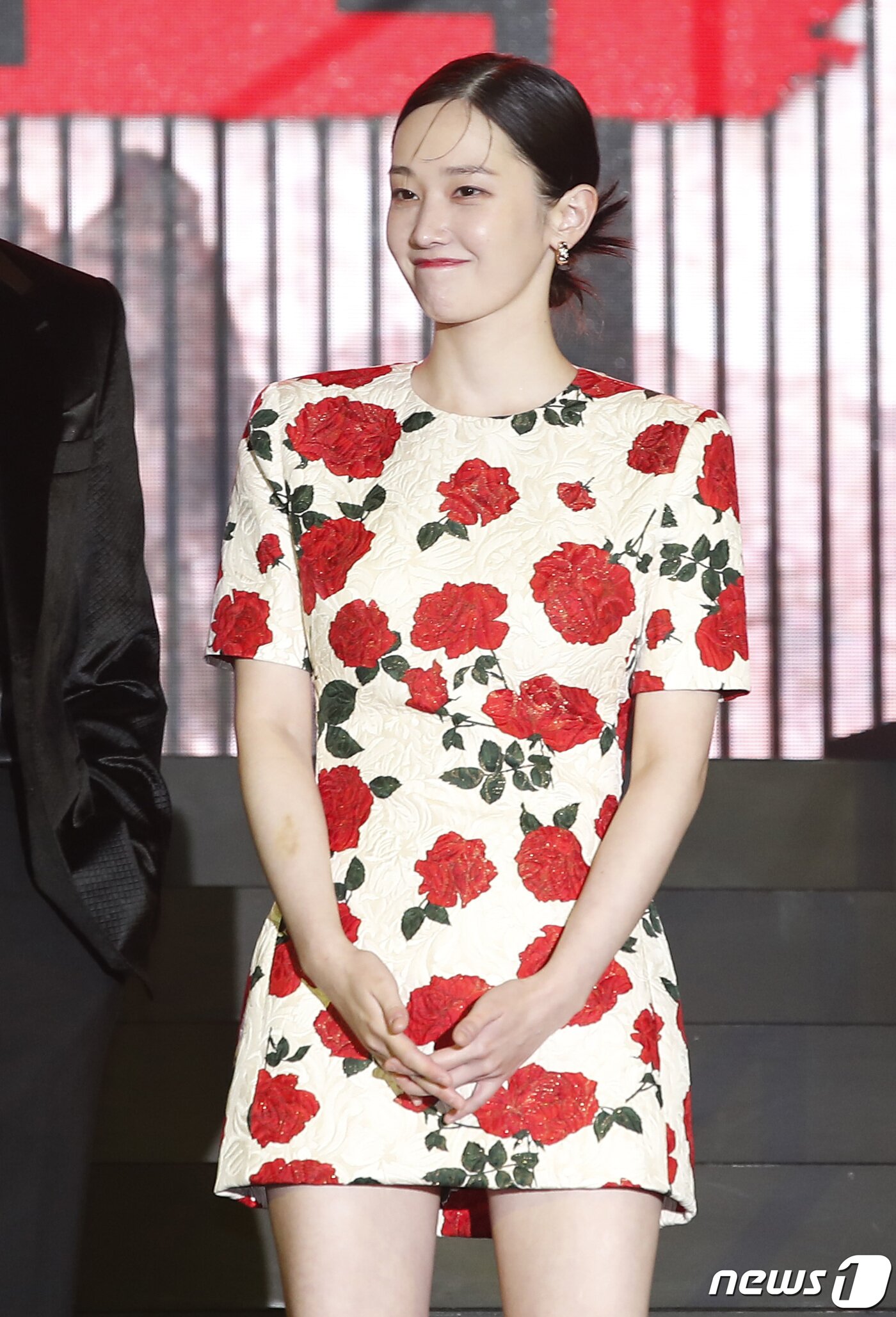 본문 이미지 - 배우 전종서가 22일 오전 서울 강남구 코엑스 그랜드볼룸에서 열린 넷플릭스 시리즈 '종이의 집:공동경제구역' 제작발표회에서 미소를 짓고 있다. ⓒ News1 권현진 기자