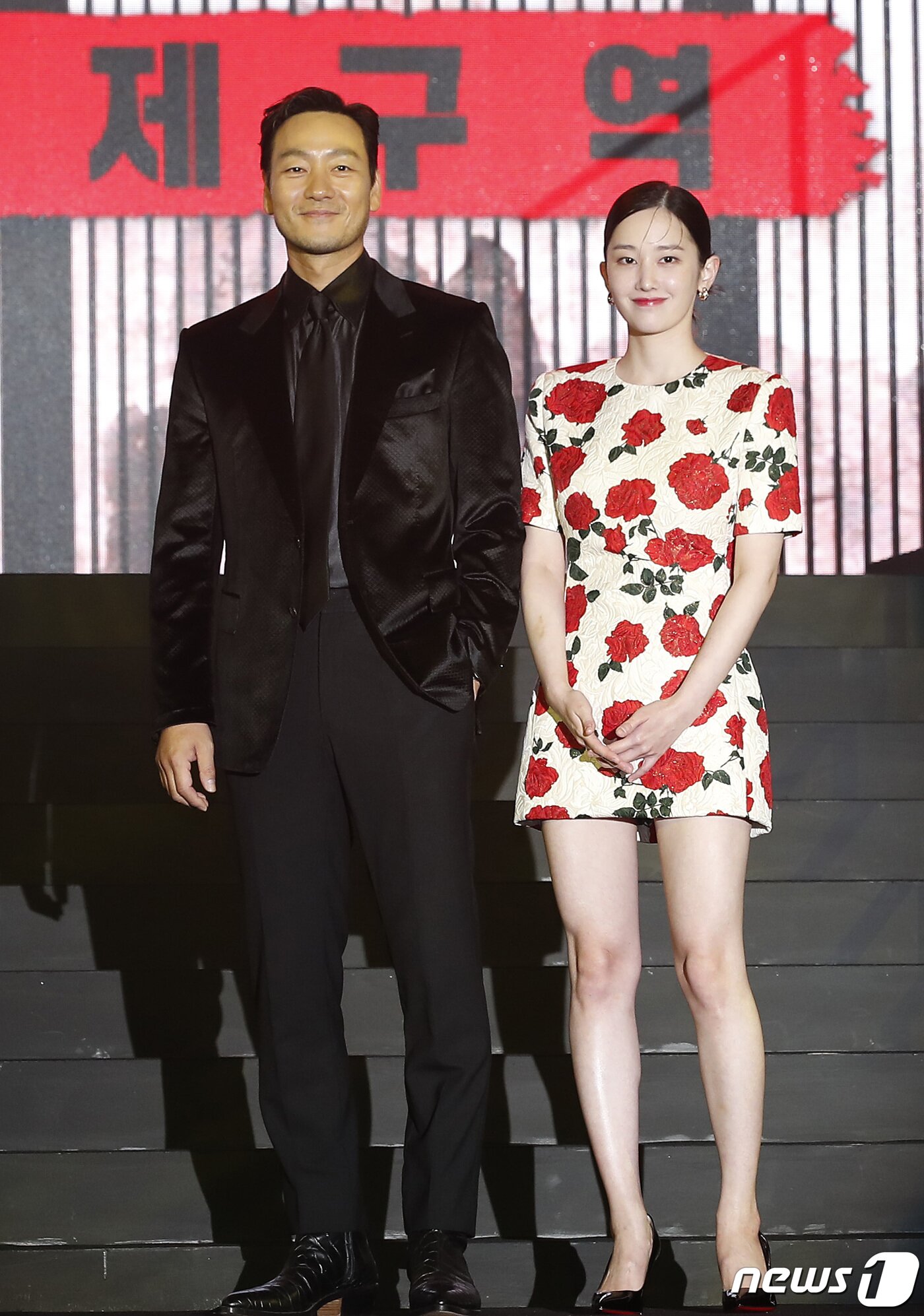 본문 이미지 - 배우 박해수와 전종서(오른쪽)가 22일 오전 서울 강남구 코엑스 그랜드볼룸에서 열린 넷플릭스 시리즈 '종이의 집:공동경제구역' 제작발표회에서 등장하고 있다. ⓒ News1 권현진 기자