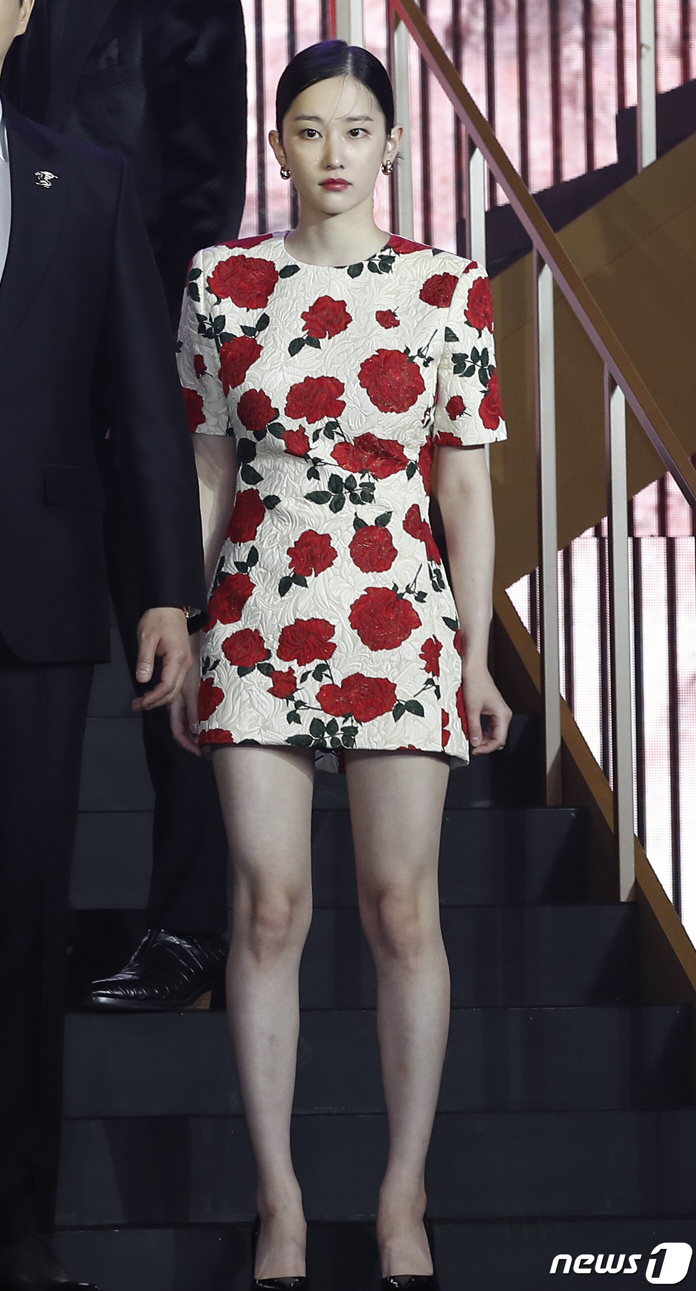 본문 이미지 - 배우 전종서가 22일 오전 서울 강남구 코엑스 그랜드볼룸에서 열린 넷플릭스 시리즈 '종이의 집:공동경제구역' 제작발표회에서 포즈를 취하고 있다.  ⓒ News1 권현진 기자