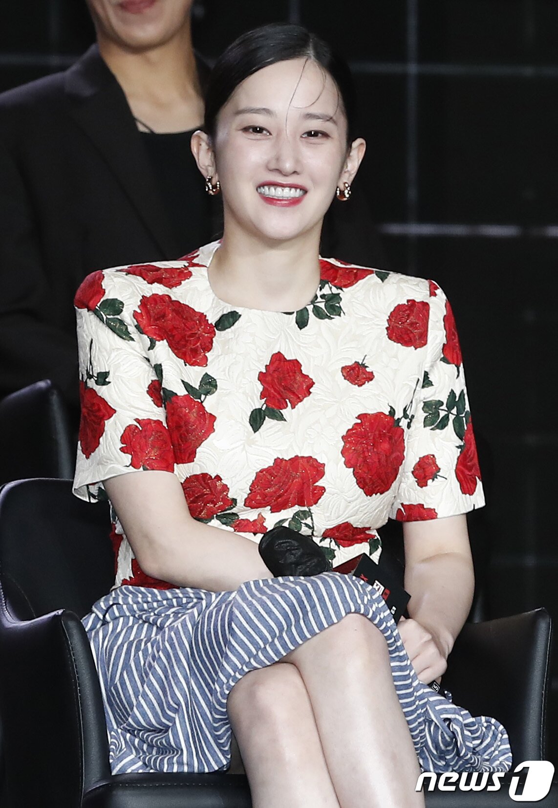 본문 이미지 - 배우 전종서가 22일 오전 서울 강남구 코엑스 그랜드볼룸에서 열린 넷플릭스 시리즈 '종이의 집:공동경제구역' 제작발표회에서 미소를 짓고 있다.  ⓒ News1 권현진 기자