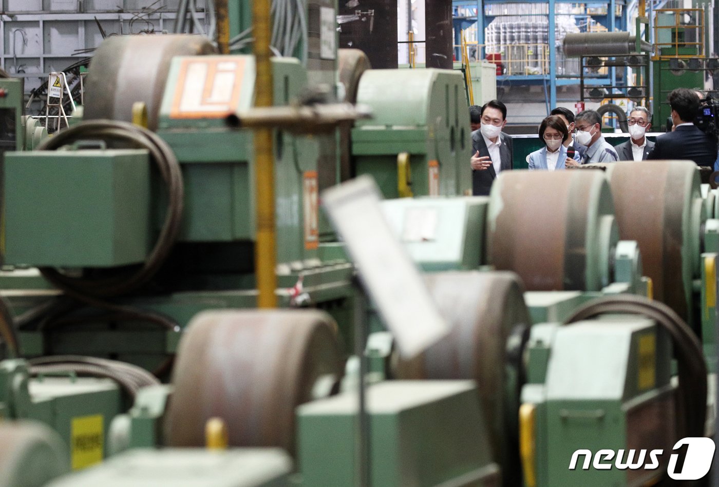 본문 이미지 - 윤석열 대통령이  지난 2022년 경남 창원 성산구 두산에너빌리티 원자력 공장을 방문해 텅빈 원자로 제작 현장을 둘러보고 있는 모습.ⓒ News1 안은나 기자