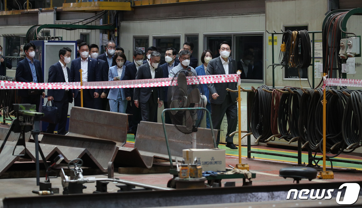 (창원=뉴스1) 안은나 기자 = 윤석열 대통령이 22일 경남 창원 성산구 두산에너빌리티 원자력 공장을 방문해 텅 빈 원자로 제작 현장을 둘러보고 있다. 대통령실사진기자단 2022. …