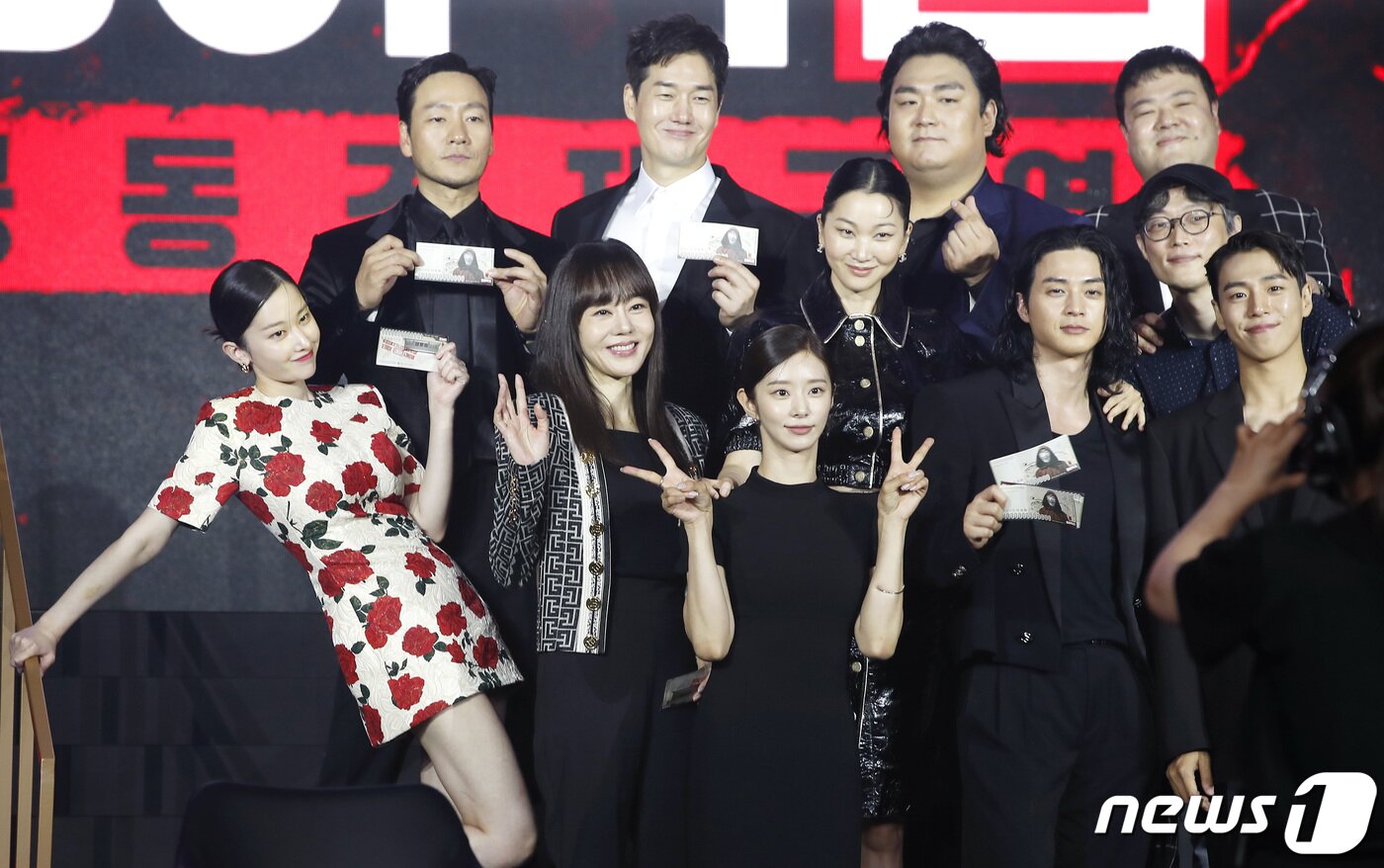 본문 이미지 - 배우 전종서(왼쪽)를 비롯한 출연 배우들이 22일 오전 서울 강남구 코엑스 그랜드볼룸에서 열린 넷플릭스 시리즈 '종이의 집:공동경제구역' 제작발표회를 마치고 기념 촬영을 하고 있다. ⓒ News1 권현진 기자