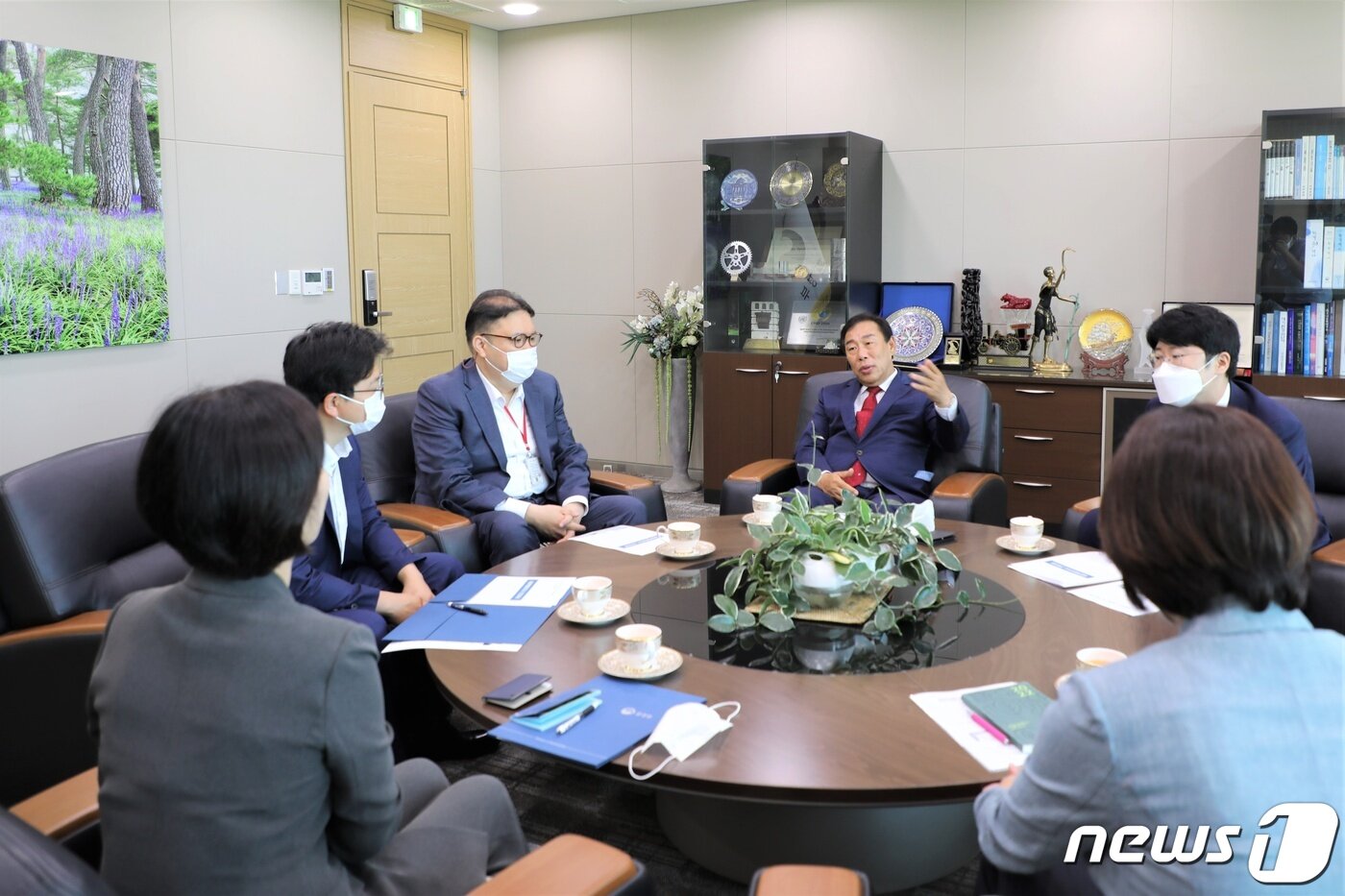본문 이미지 - 최민호 세종시장 당선인(오른쪽 세번째)이 22일 오전 세종 환경부장관실을 방문해 한화진 환경부장관(왼쪽 첫번째)과 세종보 존치 문제에 대해 의견을 나누고 있다.  (세종시장직 인수위 제공) ⓒ 뉴스1