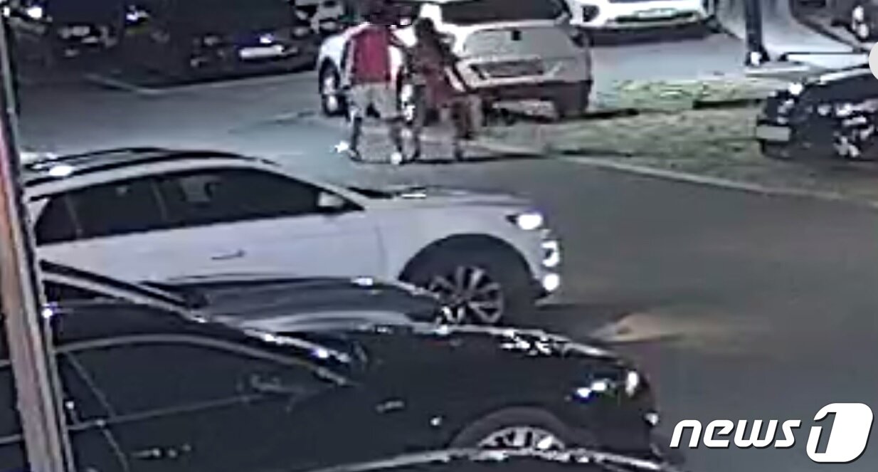 본문 이미지 - 충북 청주시 상당구 영운동 한 빌라에서 발생한 40대 여성 살인사건 용의자 A씨(45)가 피해 여성의 손을 잡아 끌고 가고 있는 모습. 연인 사이였던 용의자 A씨와 숨진 피해 여성은 지난 17일 세종시 한 식당에서 열린 친목 모임에 참석했다.(독자 제공).2022.6.22/ⓒ 뉴스1