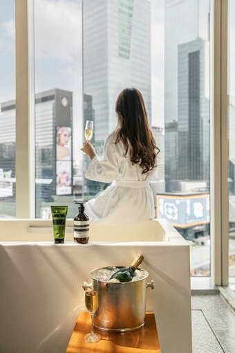 본문 이미지 - 도심 전망 객실에서 인증샷을 남기는 투숙객의 모습(파크 하얏트 제공)ⓒ 뉴스1