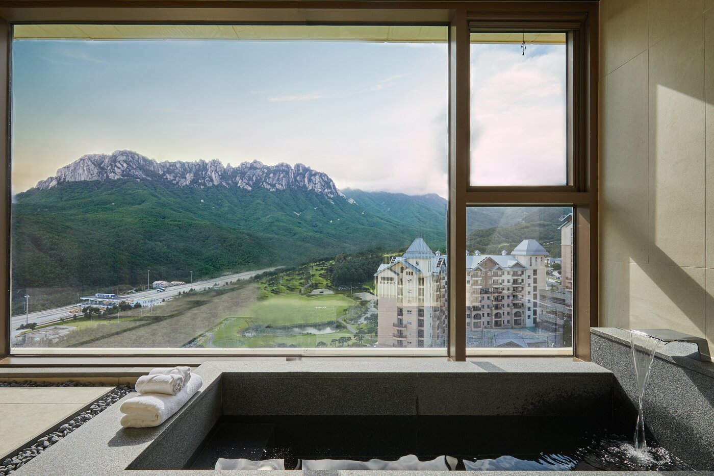 본문 이미지 - 소노 펠리체 델피노에서 바라본 울산바위(대명소노그룹 제공)ⓒ 뉴스1