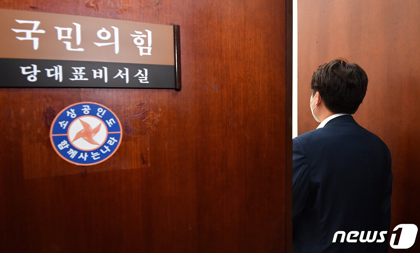 본문 이미지 - 국민의힘 윤리위원회 징계 심의를 앞둔 이준석 대표가 22일 오후 서울 여의도 국회 당대표실로 향하고 있다. 국민의힘 중앙윤리위원회는 이준석 당대표의 성 상납 증거인멸교사 의혹 관련 징계를 심의한다. (공동취재) 2022.6.22/뉴스1 ⓒ News1 이재명 기자