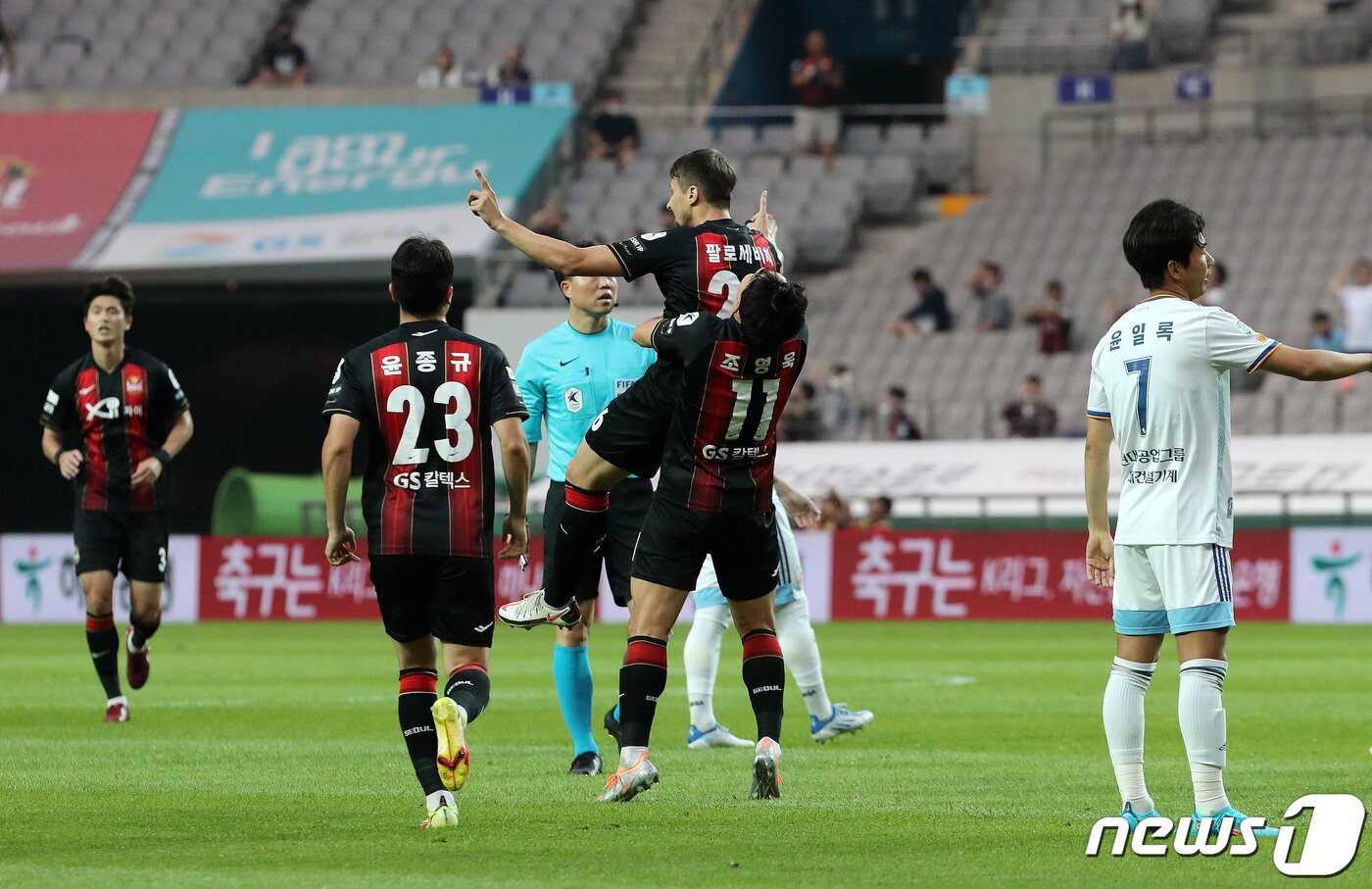 본문 이미지 - 22일 오후 서울 마포구 월드컵경기장에서 열린 프로축구 2022 K리그 FC서울과 울산 현대의 경기에서 전반전 FC서울 팔로세비치가 골을 넣고 동료들과 환호하고 있다. 2022.6.22/뉴스1 ⓒ News1 박세연 기자