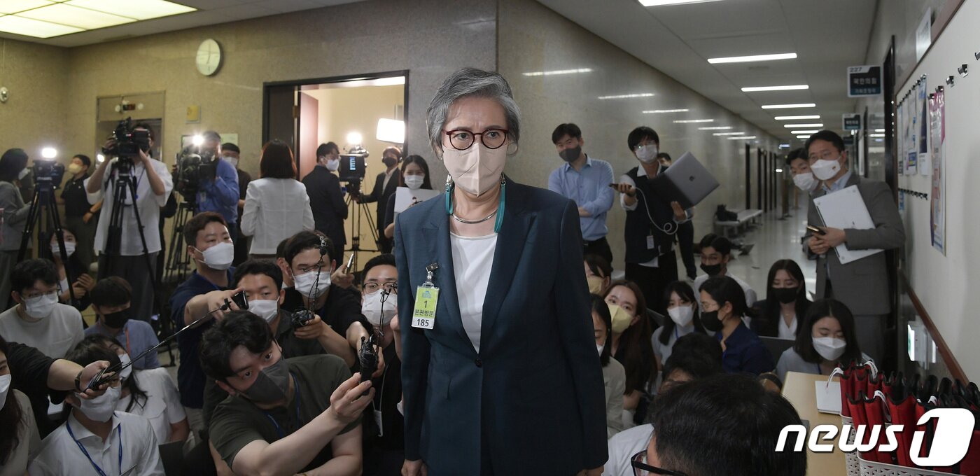 본문 이미지 - 이양희 국민의힘 윤리위원장이 22일 오후 서울 여의도 국회에서 열린 이준석 당대표의 성 상납 증거인멸교사 의혹 관련 징계를 논의하기 위해 회의장으로 들어서고 있다. (공동취재) 2022.6.22/뉴스1 ⓒ News1 이재명 기자
