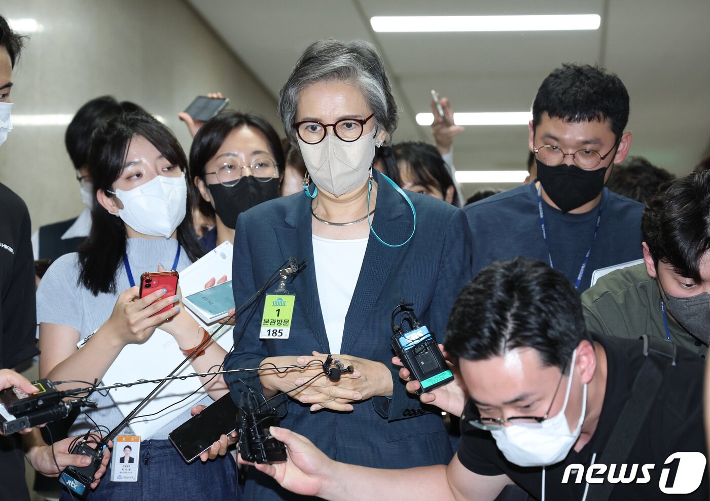 본문 이미지 - 이양희 국민의힘 윤리위원장이 22일 오후 서울 여의도 국회에서 열린 이준석 당대표의 성 상납 증거인멸교사 의혹에 대한 윤리위원회 회의 도중 잠시 나와 취재진 질문에 답변하고 있다. (공동취재) 2022.6.22/뉴스1 ⓒ News1 이재명 기자