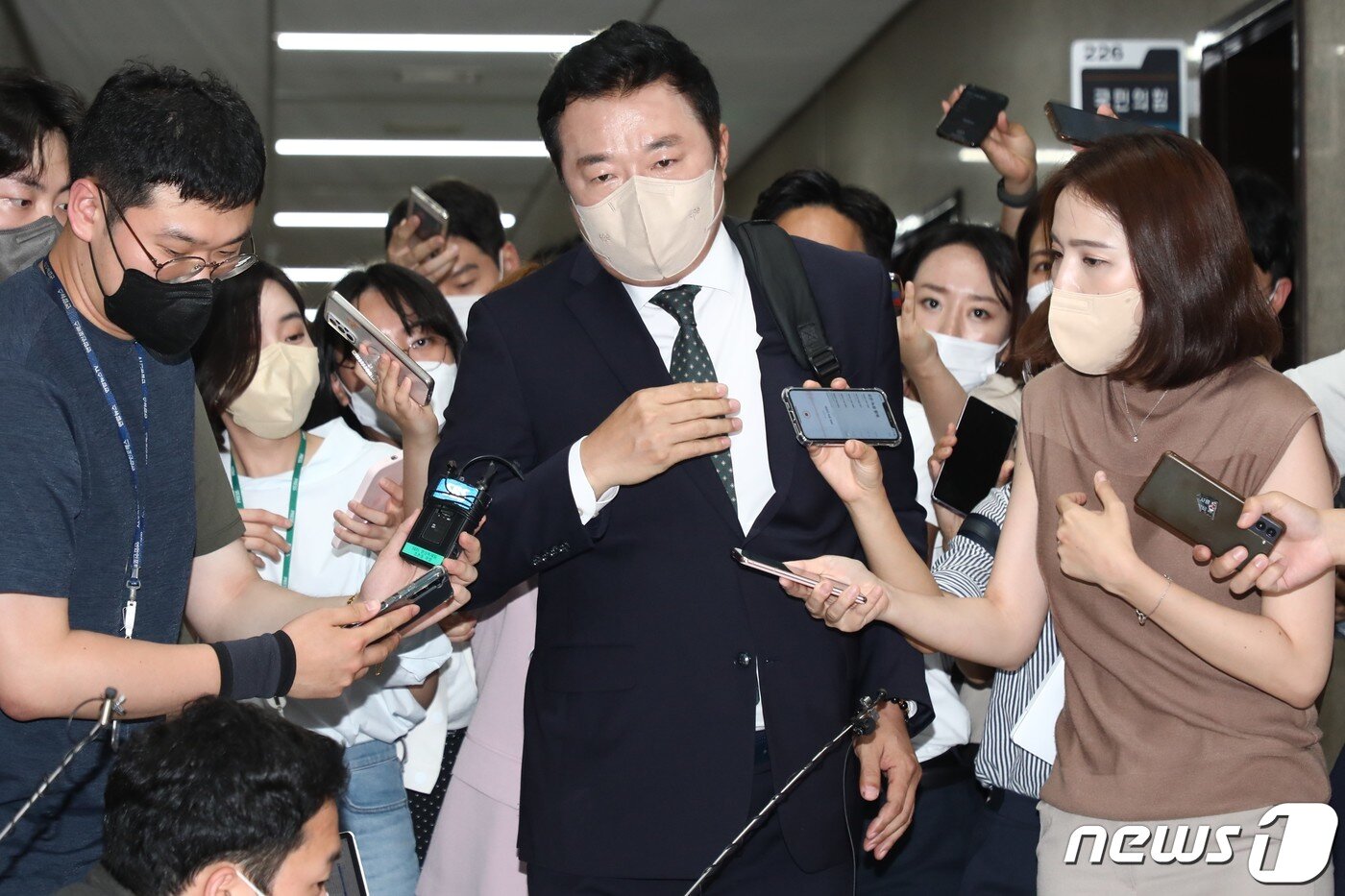 본문 이미지 - 김철근 국민의힘 당 대표 정무실장이 22일 오후 서울 여의도 국회에서 열린 이준석 국민의힘 당대표의 성 상납 증거인멸교사 의혹에 대한 윤리위원회에 출석하며 취재진 질문에 답변하고 있다. 2022.6.22/뉴스1 ⓒ News1 이재명 기자