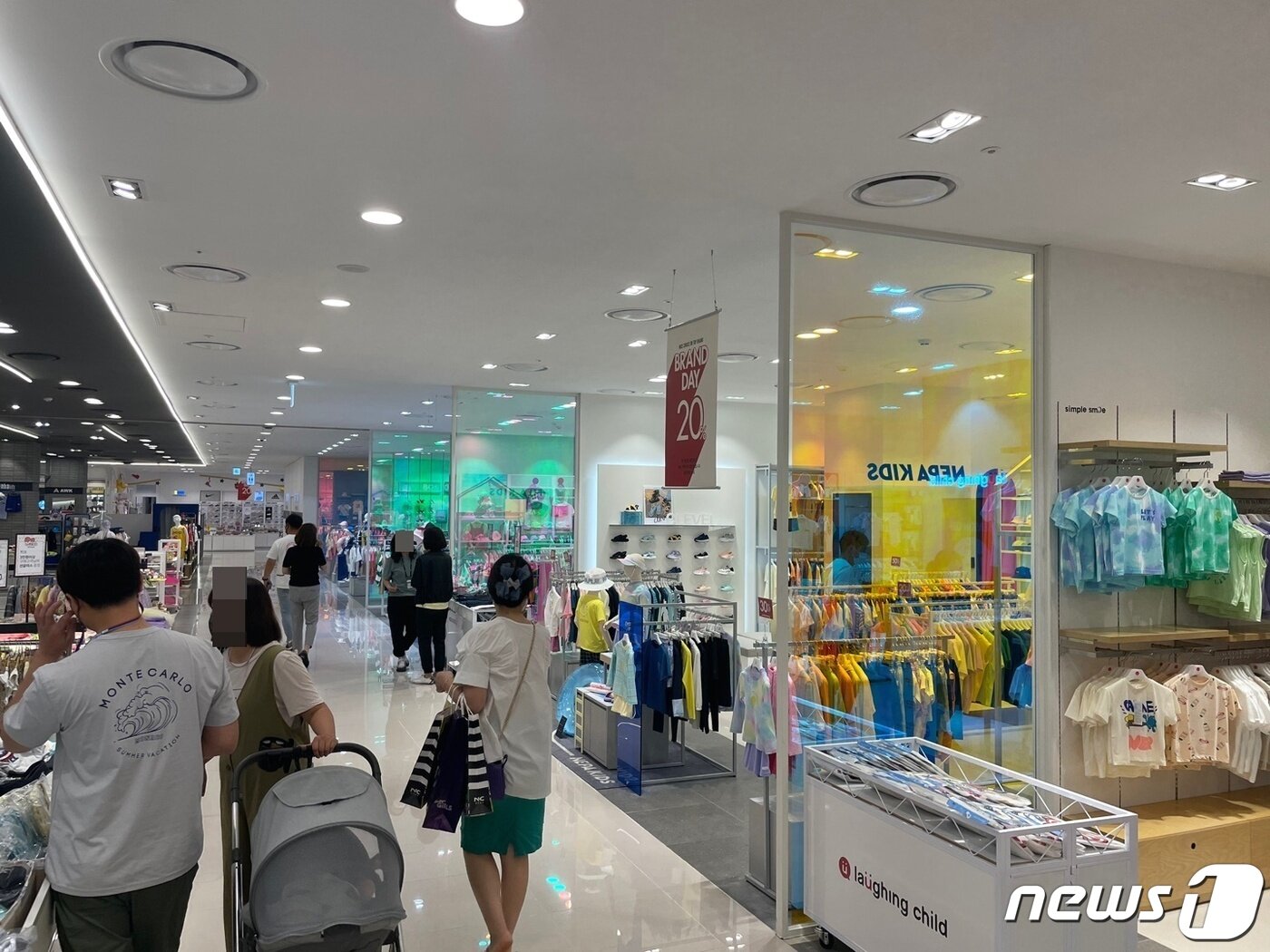 본문 이미지 - 유아동복 매장 모습. ⓒ 뉴스1 신민경 기자