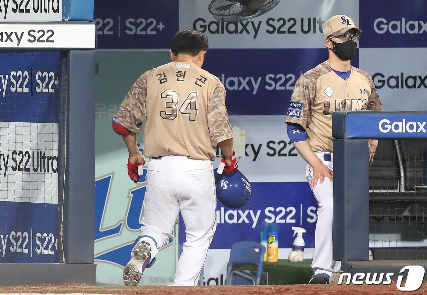 본문 이미지 - 22일 오후 대구 삼성라이온즈파크에서 열린 프로야구 '2022 신한은행 SOL KBO리그' 키움 히어로즈와 삼성 라이온즈의 경기, 9회말 1사 상황 삼성 9번타자 김헌곤이 3루수 땅볼 아웃으로 물러난 뒤 더그아웃 허삼영 감독 옆을 지나고 있다. 김헌곤은 43타석 연속 무안타 불명예 기록을 이어가고 있다. 2022.6.22/뉴스1 ⓒ News1 공정식 기자