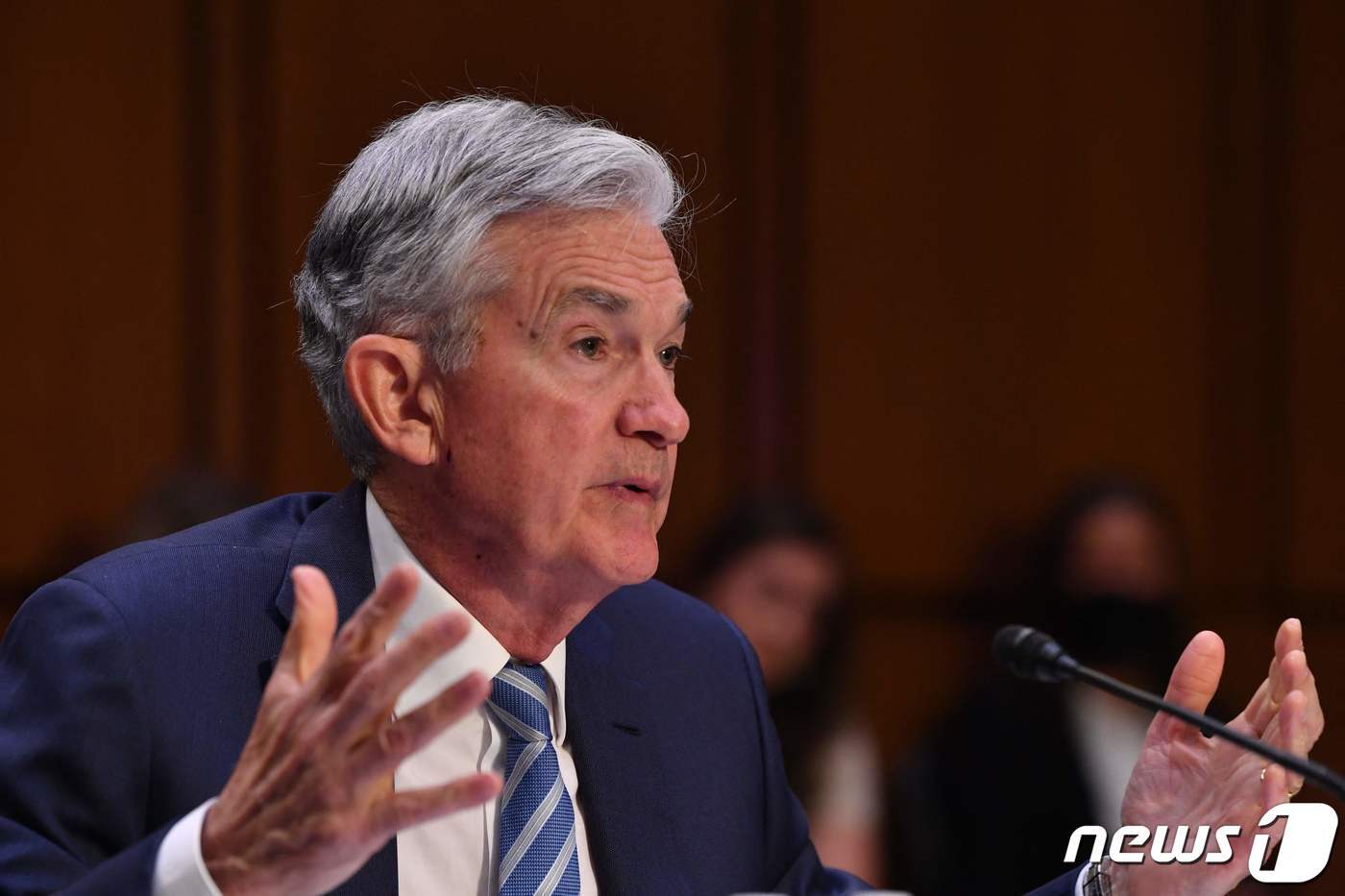 본문 이미지 - 제롬 파월 미 연방준비제도(Fed·연준) 의장이 22일(현지시각) 워싱턴 의사당의 상원 은행위원회에 출석해 “경기침체 가능성이 존재하며 연착륙은 매우 도전적인 일”이라고 밝히고 있다. ⓒ AFP=뉴스1 ⓒ News1 우동명 기자