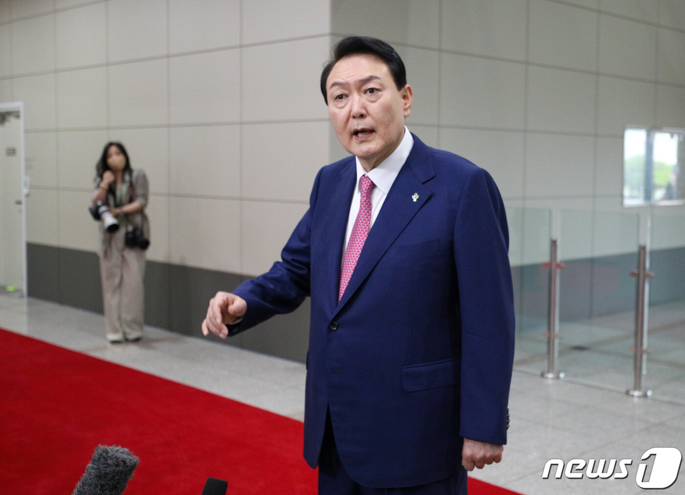 본문 이미지 - 윤석열 대통령이 23일 오전 용산 대통령실로 출근하며 취재진 질문에 답하고 있다. 대통령실사진기자단 2022.6.23/뉴스1 ⓒ News1 안은나 기자
