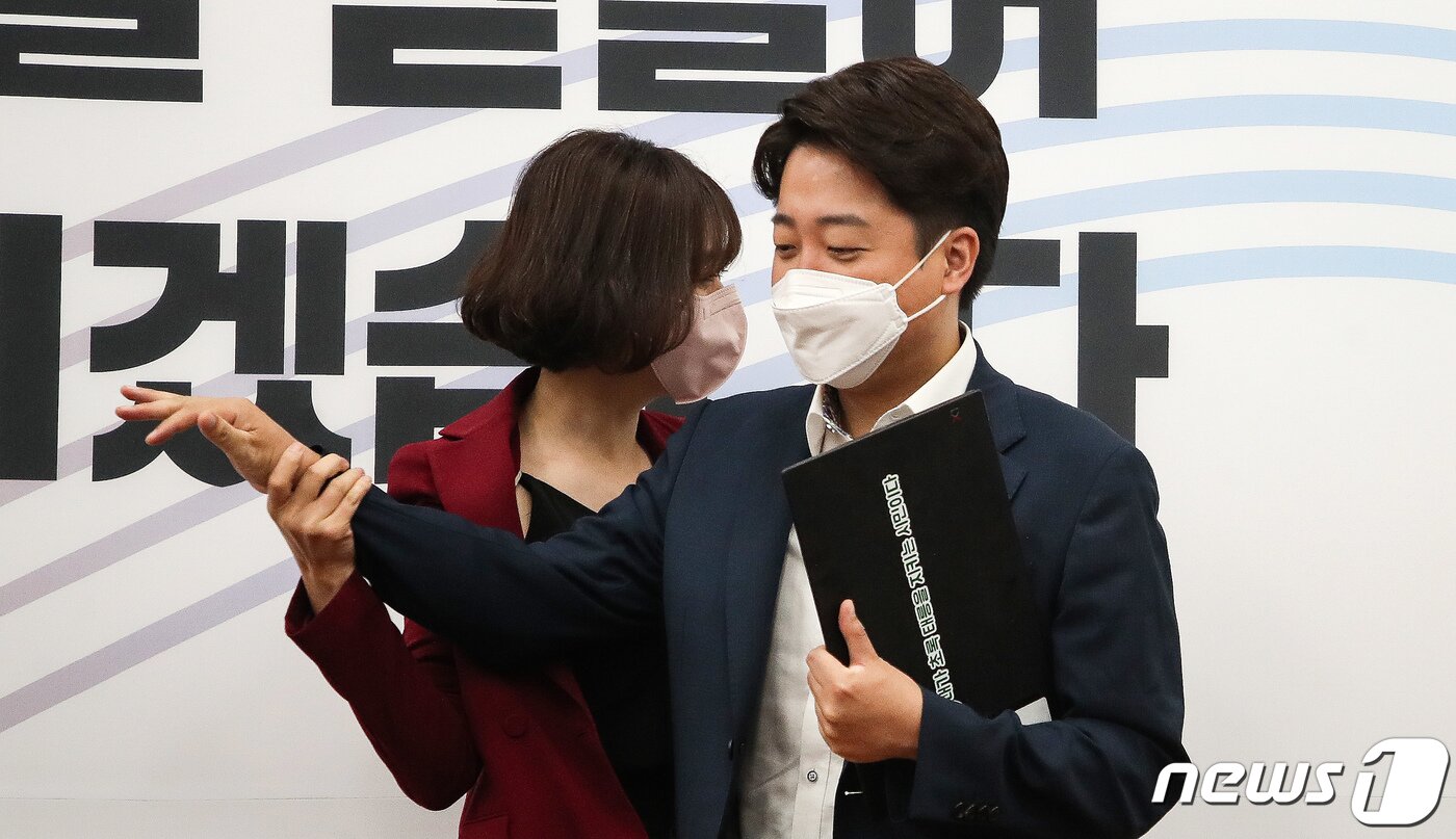 본문 이미지 - 이준석 국민의힘 대표가 23일 서울 여의도 국회에서 열린 최고위원회의에서 악수를 청하는 배현진 최고위원의 손을 뿌리치고 있다. (공동취재) 2022.6.23/뉴스1 ⓒ News1 유승관 기자