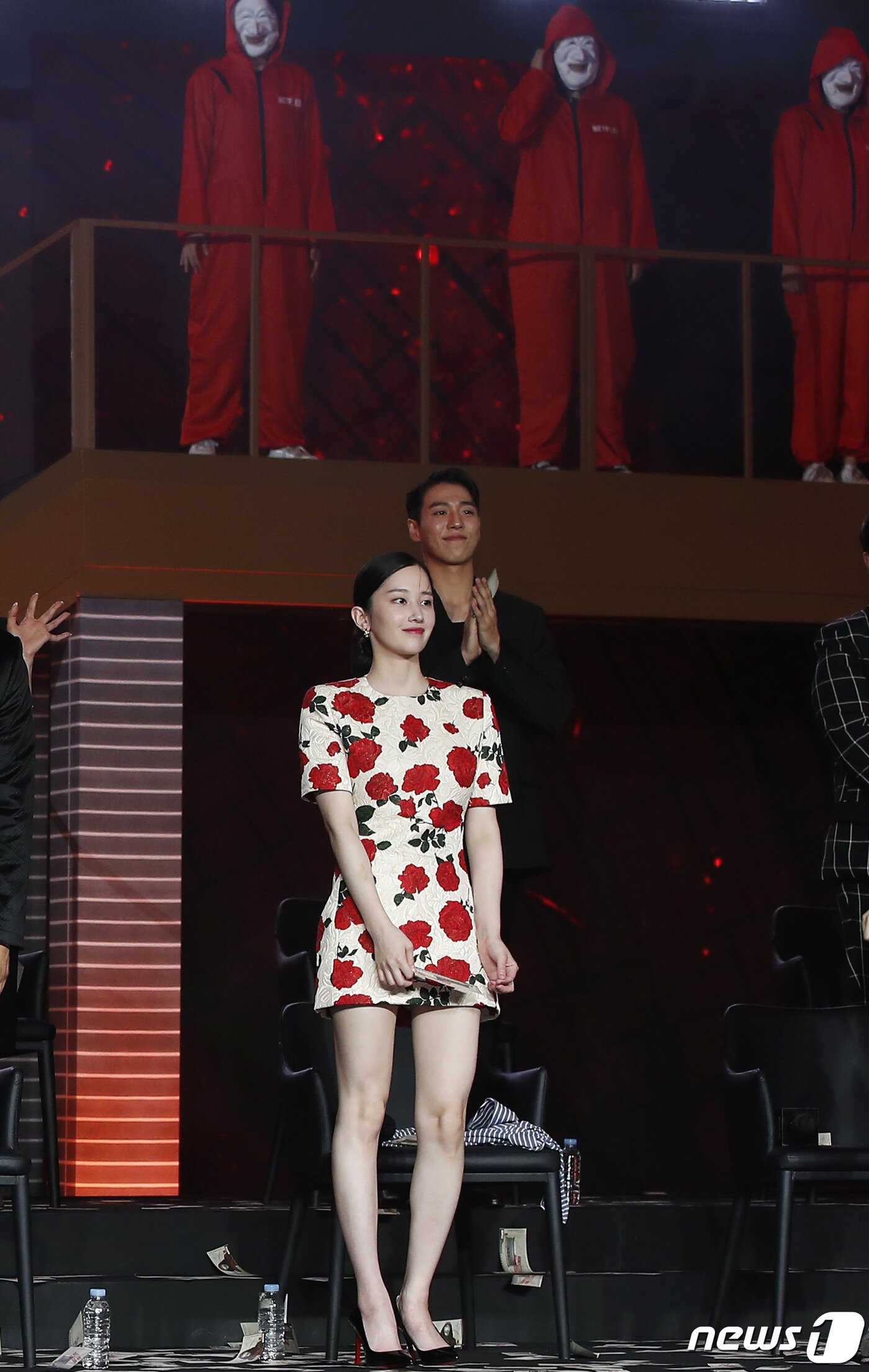 본문 이미지 - 배우 전종서가 22일 오전 서울 강남구 코엑스 그랜드볼룸에서 열린 넷플릭스 시리즈 '종이의 집:공동경제구역' 제작발표회에서 인사를 하고 있다. ⓒ News1 권현진 기자