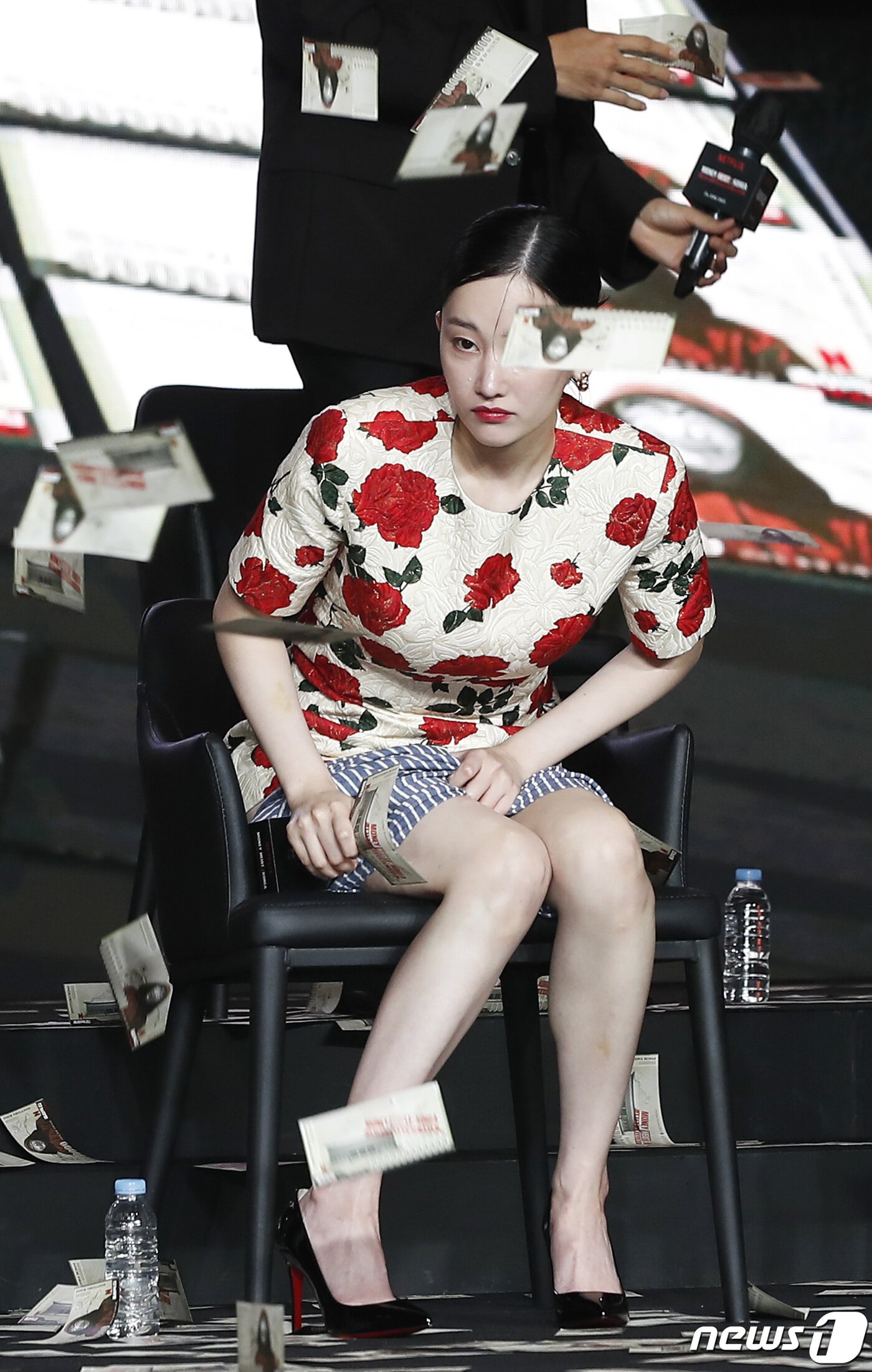 본문 이미지 - 배우 전종서가 22일 오전 서울 강남구 코엑스 그랜드볼룸에서 열린 넷플릭스 시리즈 '종이의 집:공동경제구역' 제작발표회에서 떨어지는 통일 화폐를 바라보고 있다. ⓒ News1 권현진 기자