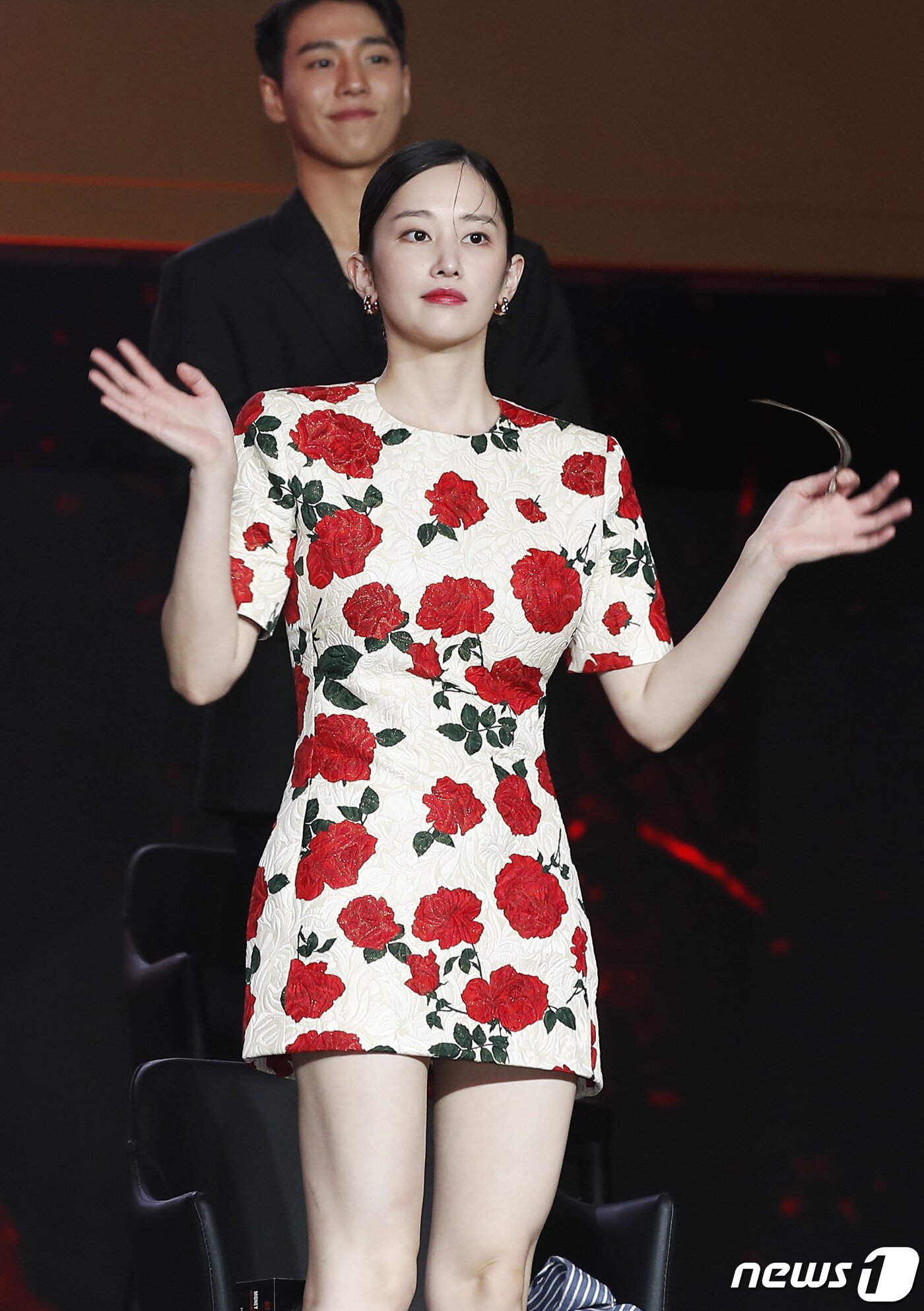 본문 이미지 - 배우 전종서가 22일 오전 서울 강남구 코엑스 그랜드볼룸에서 열린 넷플릭스 시리즈 '종이의 집:공동경제구역' 제작발표회에서 인사를 하고 있다.  ⓒ News1 권현진 기자