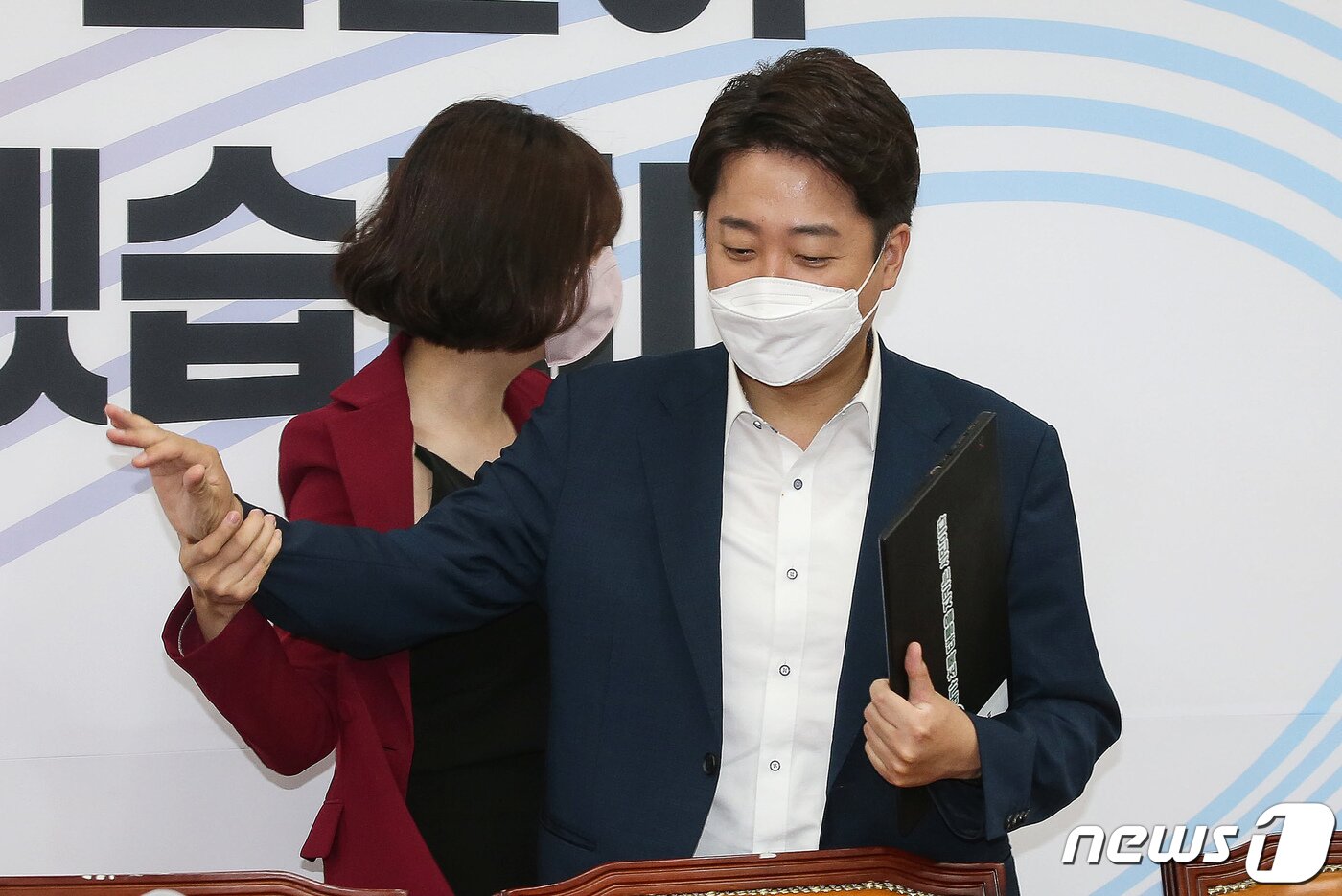 본문 이미지 - 이준석 국민의힘 대표(오른쪽)가 23일 서울 여의도 국회에서 열린 최고위원회의에서 악수를 청하는 배현진 최고위원의 손을 뿌리치고 있다. (공동취재) 2022.6.23/뉴스1 ⓒ News1 유승관 기자