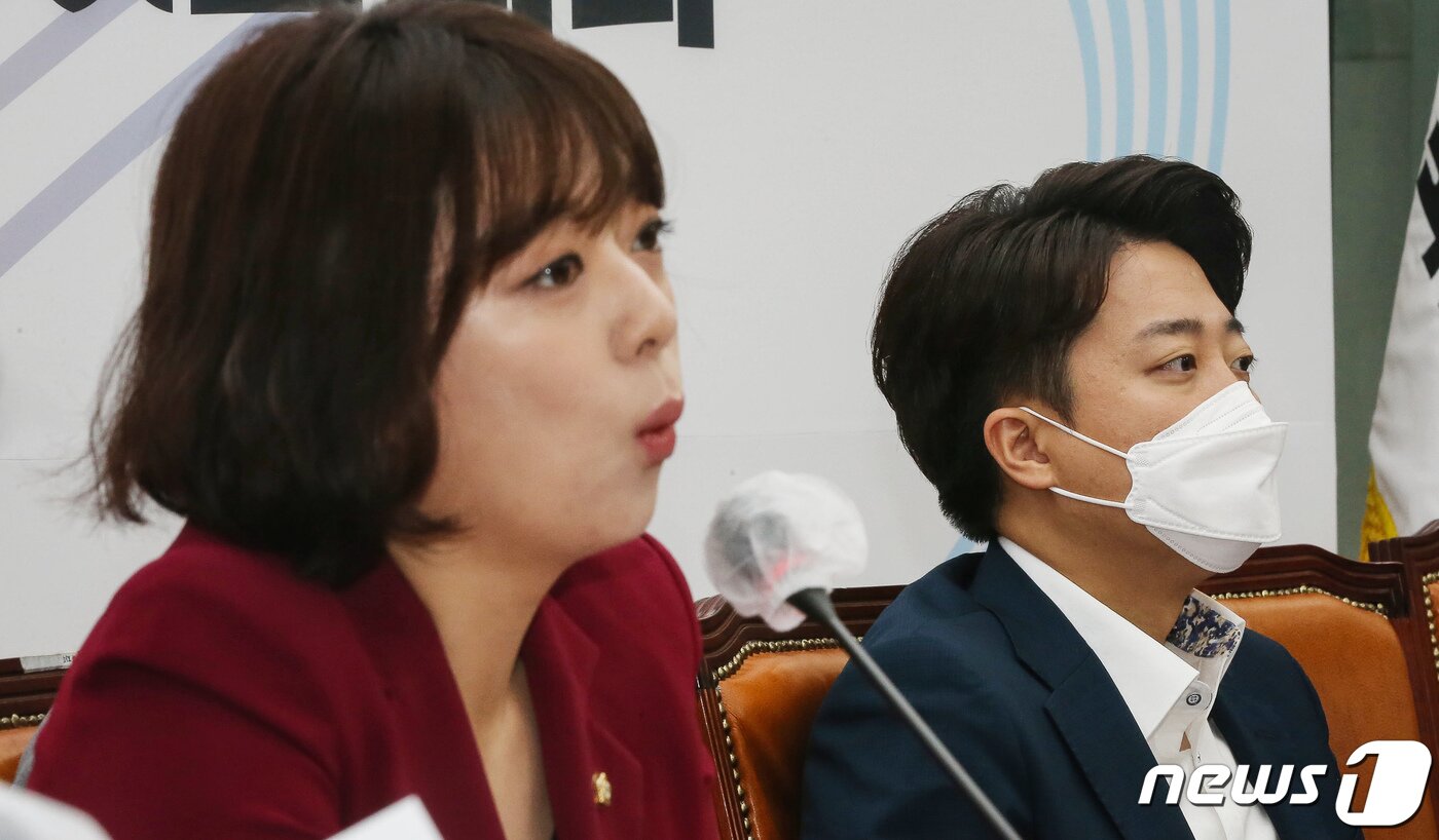 본문 이미지 - 이준석 국민의힘 대표(오른쪽)가 23일 서울 여의도 국회에서 열린 최고위원회의에서 배현진 최고위원의 발언을 듣고 있다. (공동취재) 2022.6.23/뉴스1 ⓒ News1 유승관 기자