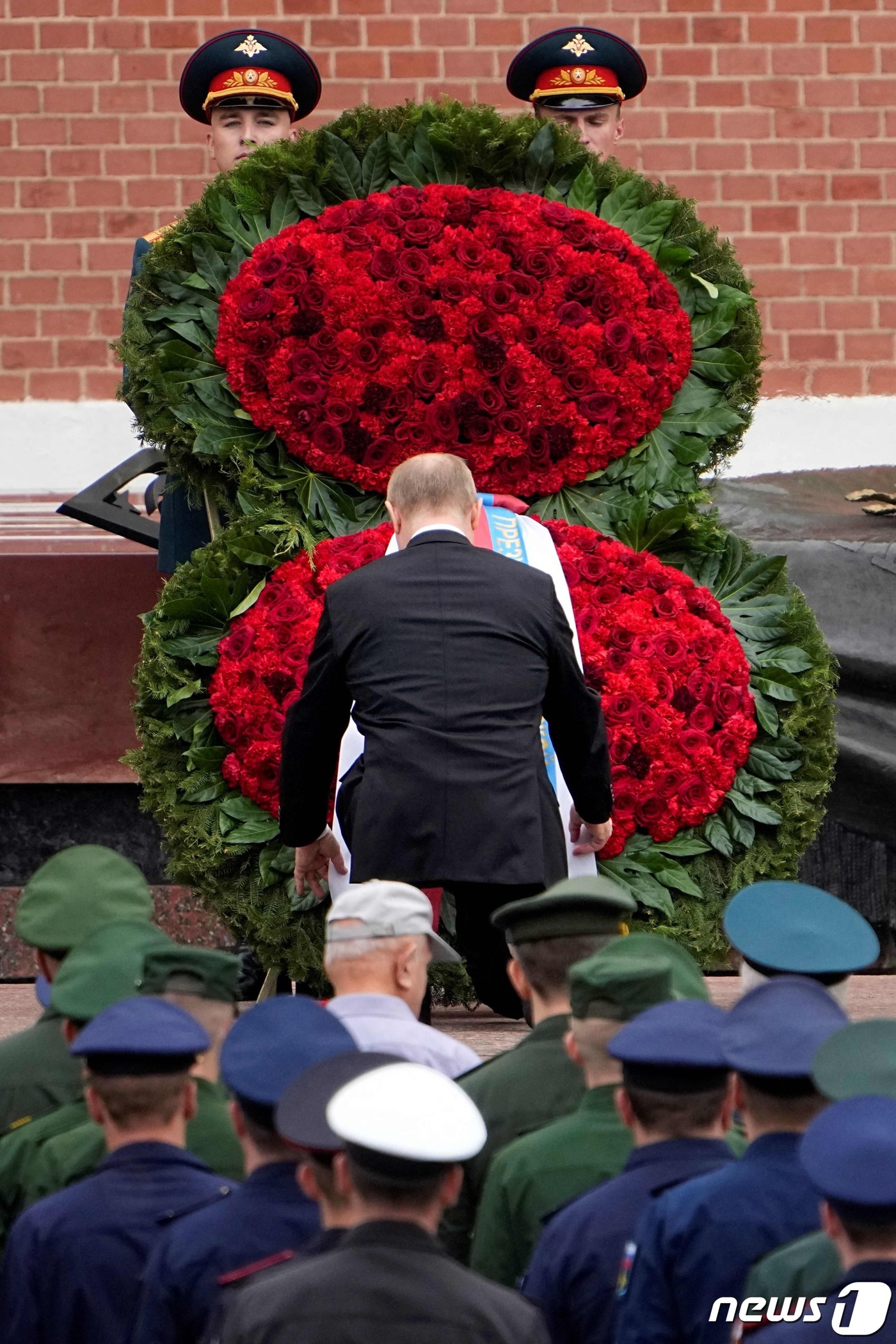 (모스크바 AFP=뉴스1) 우동명 기자 = 블라디미르 푸틴 러시아 대통령이 22일(현지시각) 나치의 소련 침공일인 애도의 날을 맞아 모스크바 크렘린 인근 알렉산드르로프 정원에서 무 …
