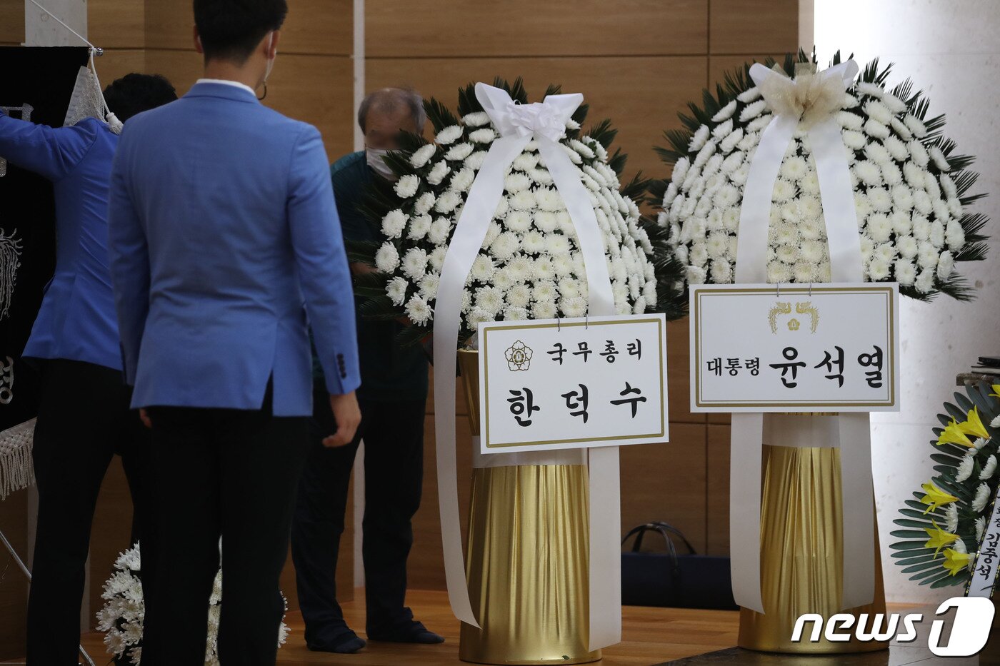 본문 이미지 - 23일 서울 아산병원 장례식장에 마련된 한국 경제학계의 거목 고 조순 전 경제부총리의 빈소에 윤석열 대통령과 한덕수 국무총리의 조화가 배치돼 있다. 2022.6.23/뉴스1 ⓒ News1 이광호 기자